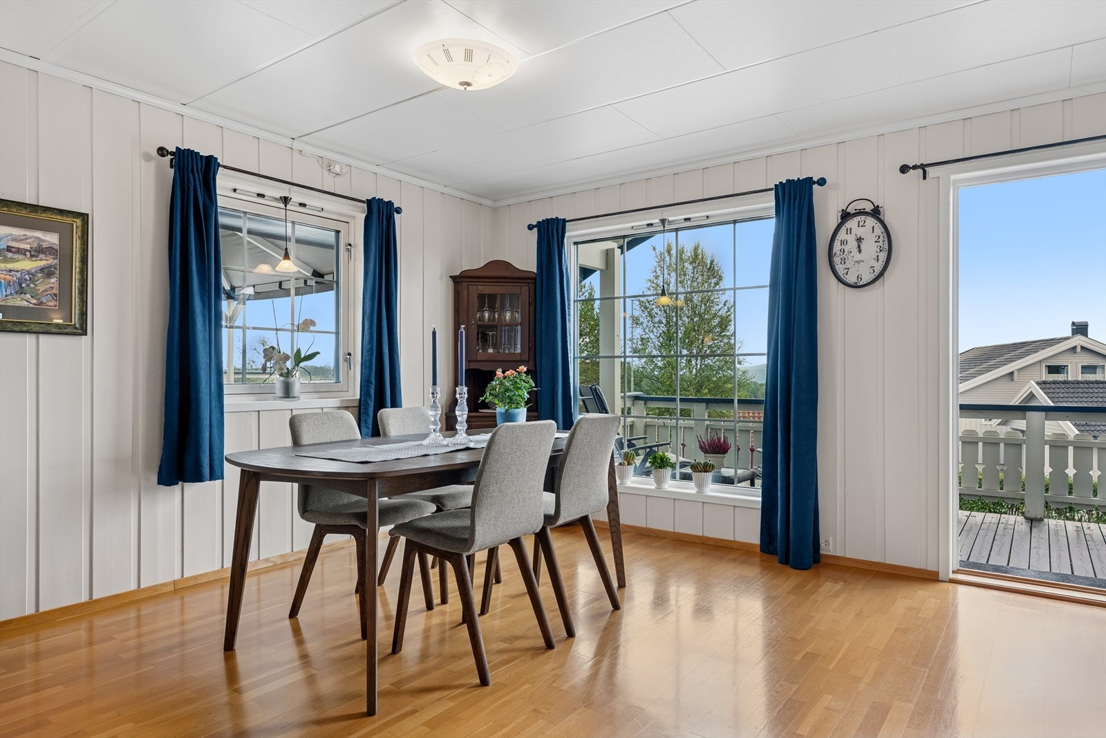 Stuen har plass til å kunne møblere i flere soner. Galleribilde