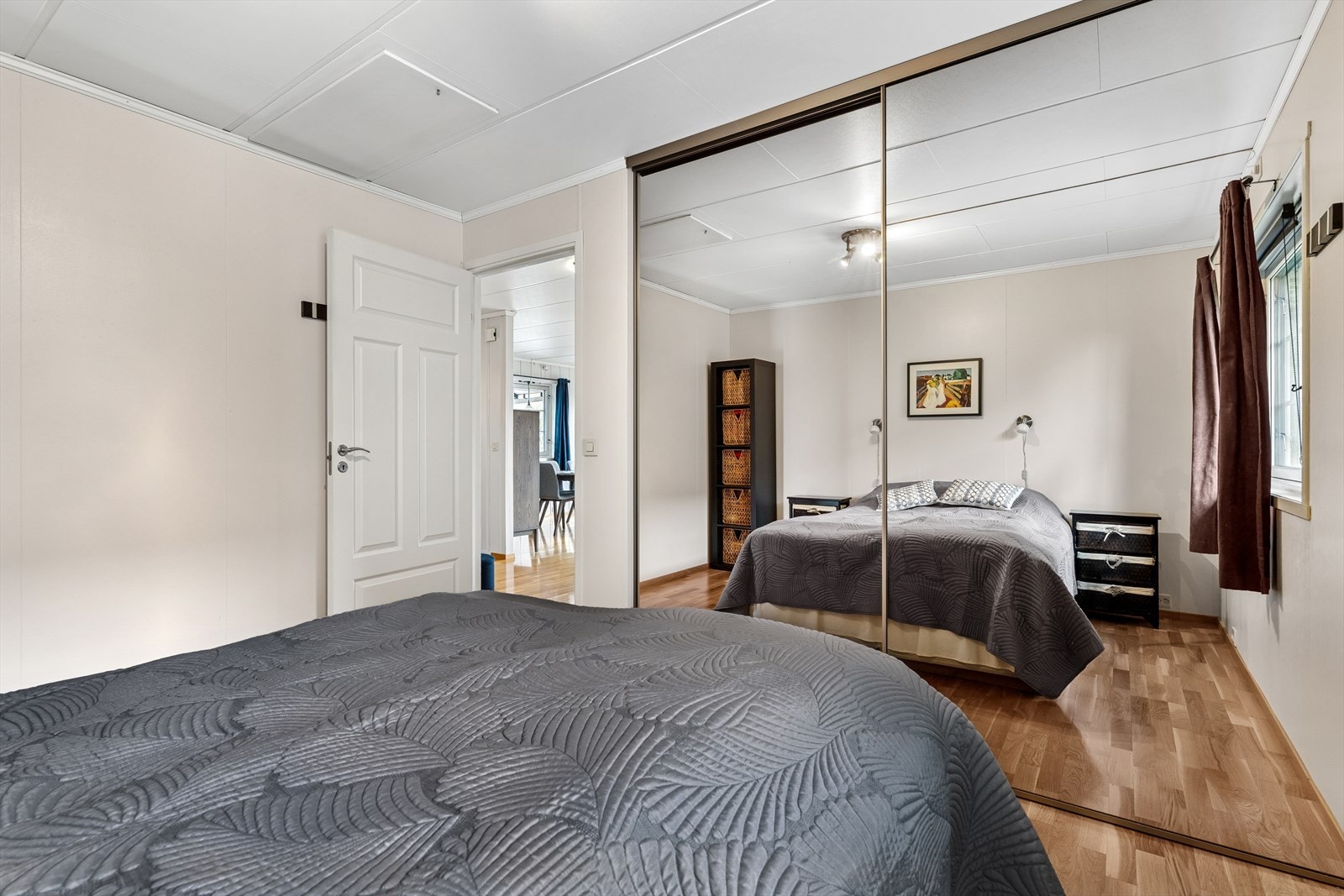 Soverommet i første etasje er utstyrt med skyvedørsgarderobe med speildører. Galleribilde