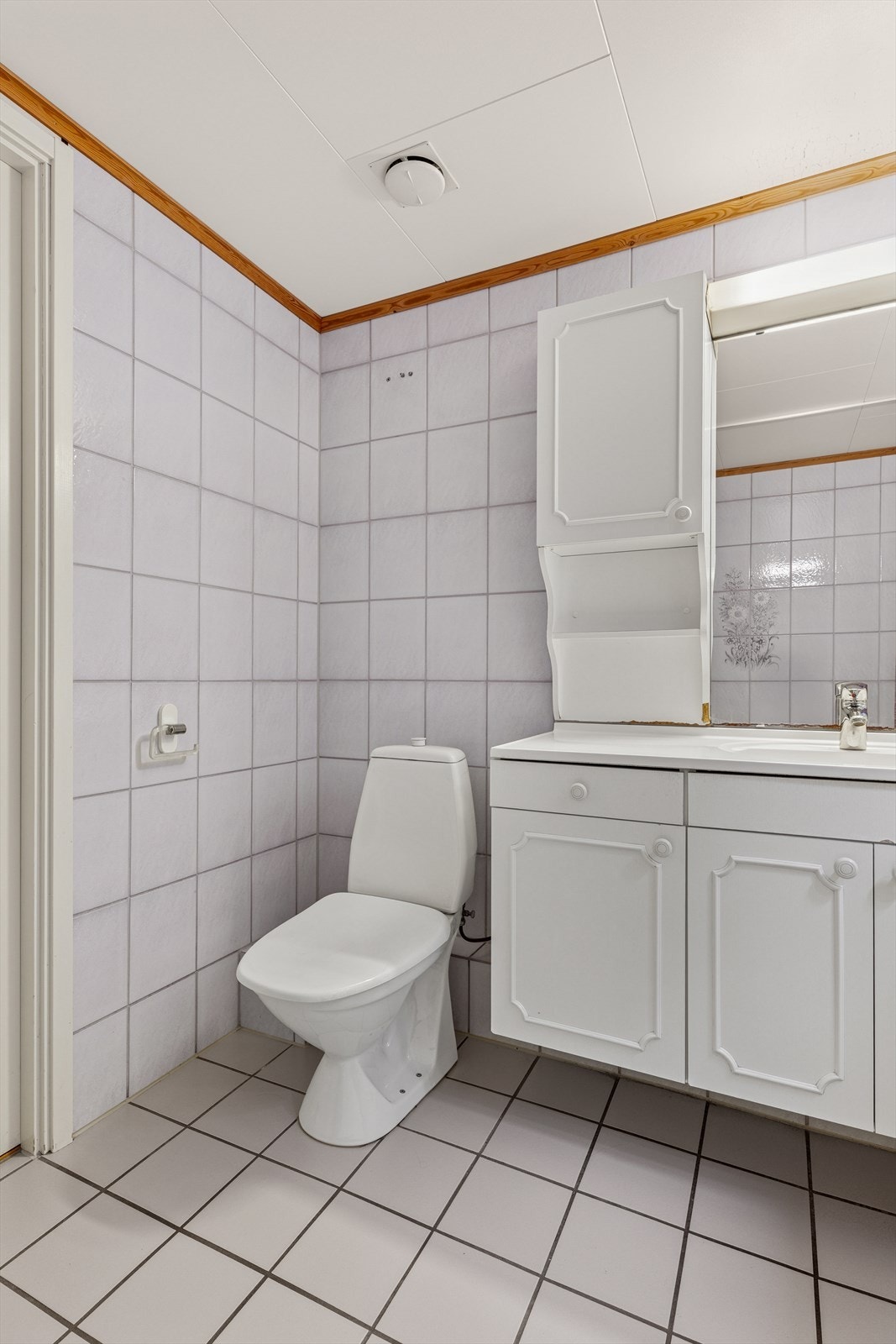 Badet i underetasje har eldre standard, med flislagte overflater, varme i gulv og himlingsplater i taket. Galleribilde
