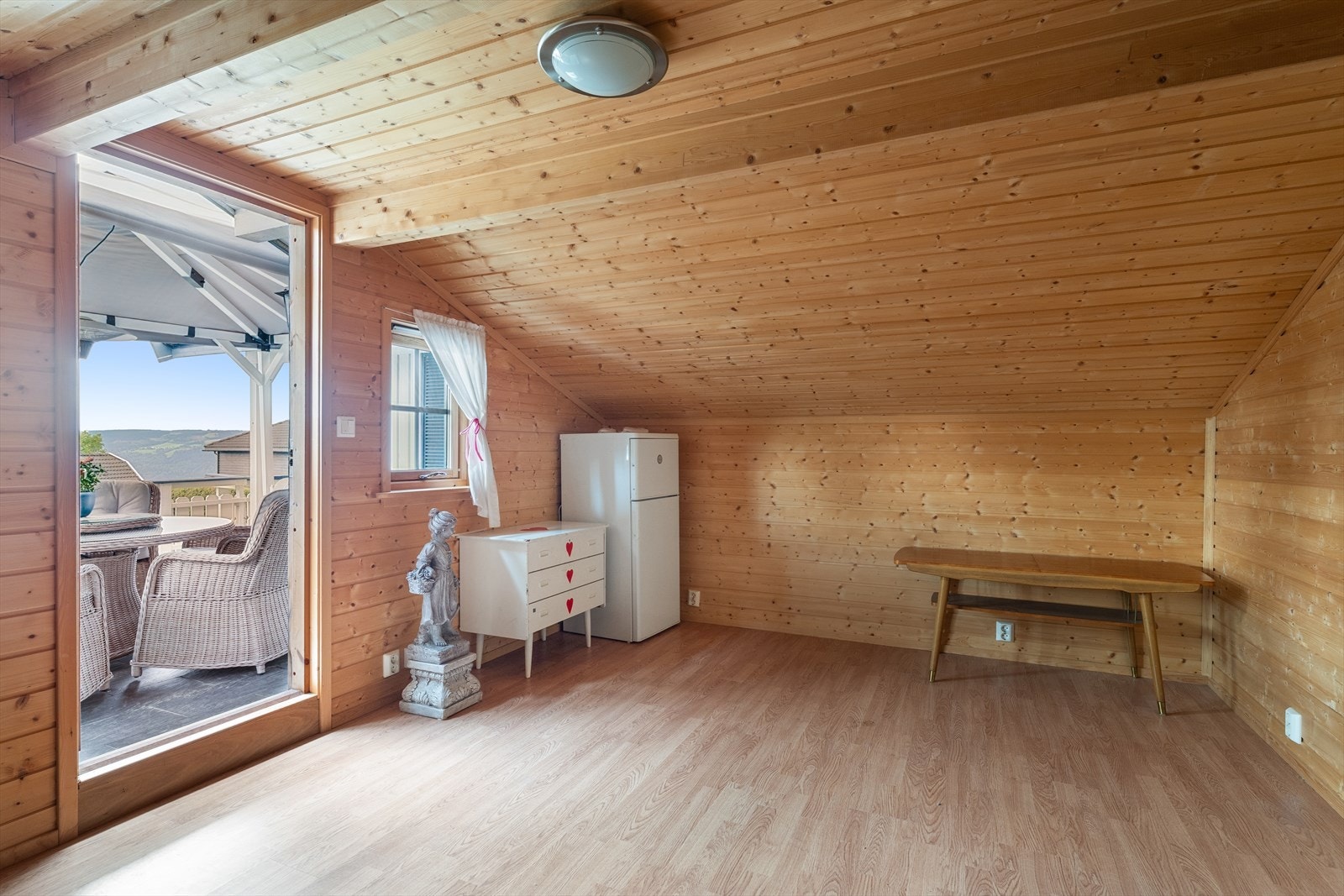 Boden ved terrassen over garasjen, gjør det enkelt å oppbevare utemøbler og annet for å gjøre klar verandaen/terrassen etter årstidene. Galleribilde