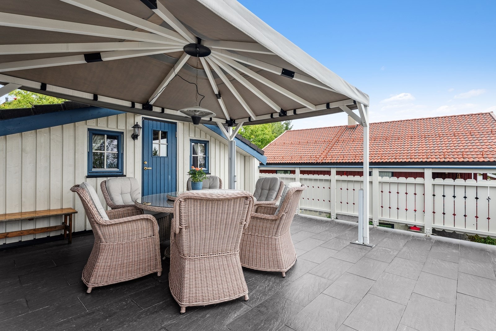 Takterrassen over garasjen er bygget sammen med verandaen utenfor stuen. Galleribilde