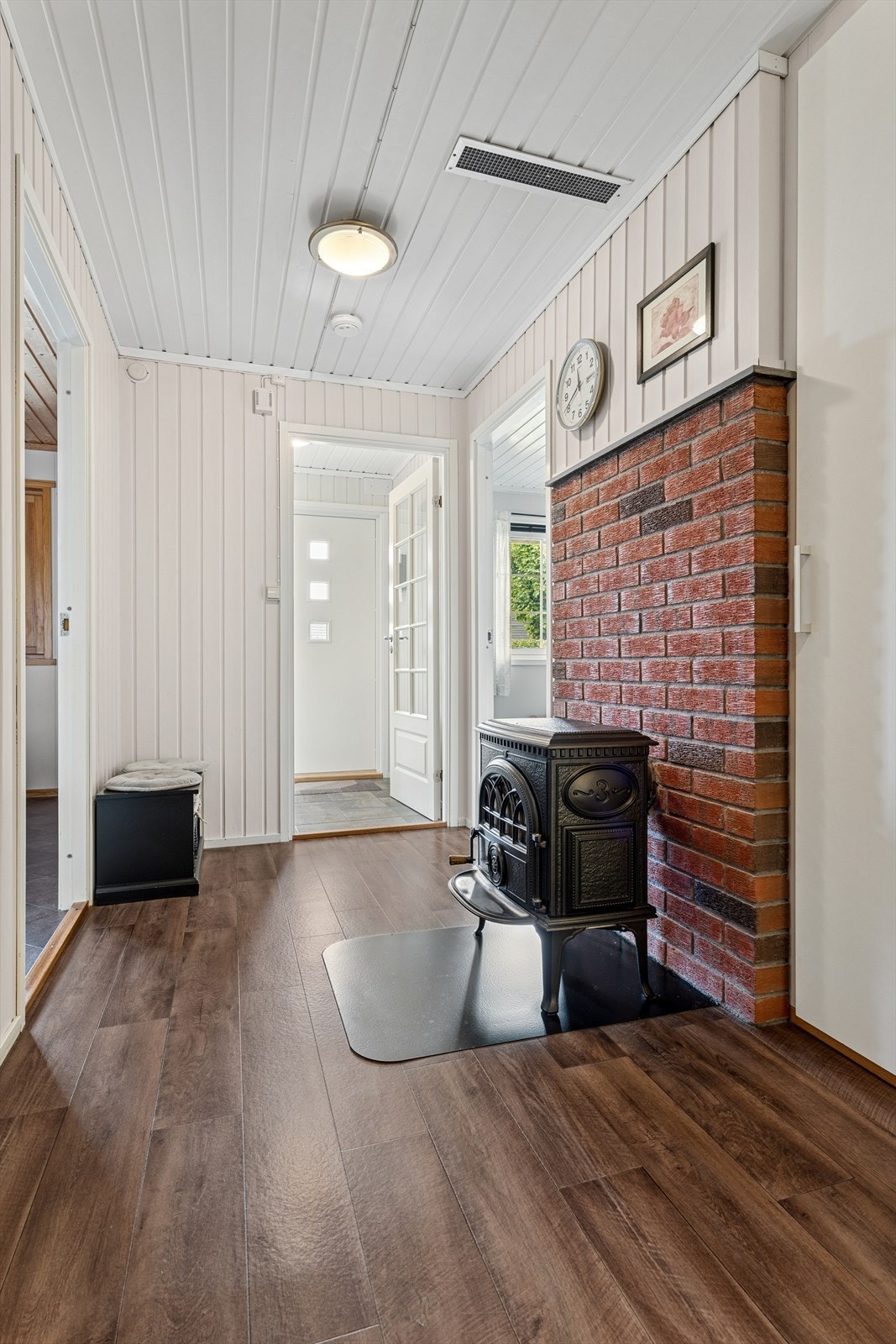 Du ønskes velkommen inn i entré med plass til å sette skoene og henge yttertøyet, både i og utenfor garderobeskapet. Galleribilde