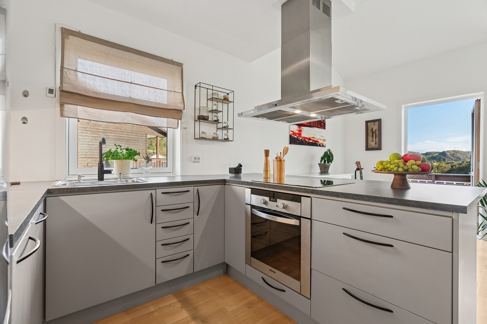 Kjøkkeninnredning med glatte fronter og laminert benkeplate. Galleribilde