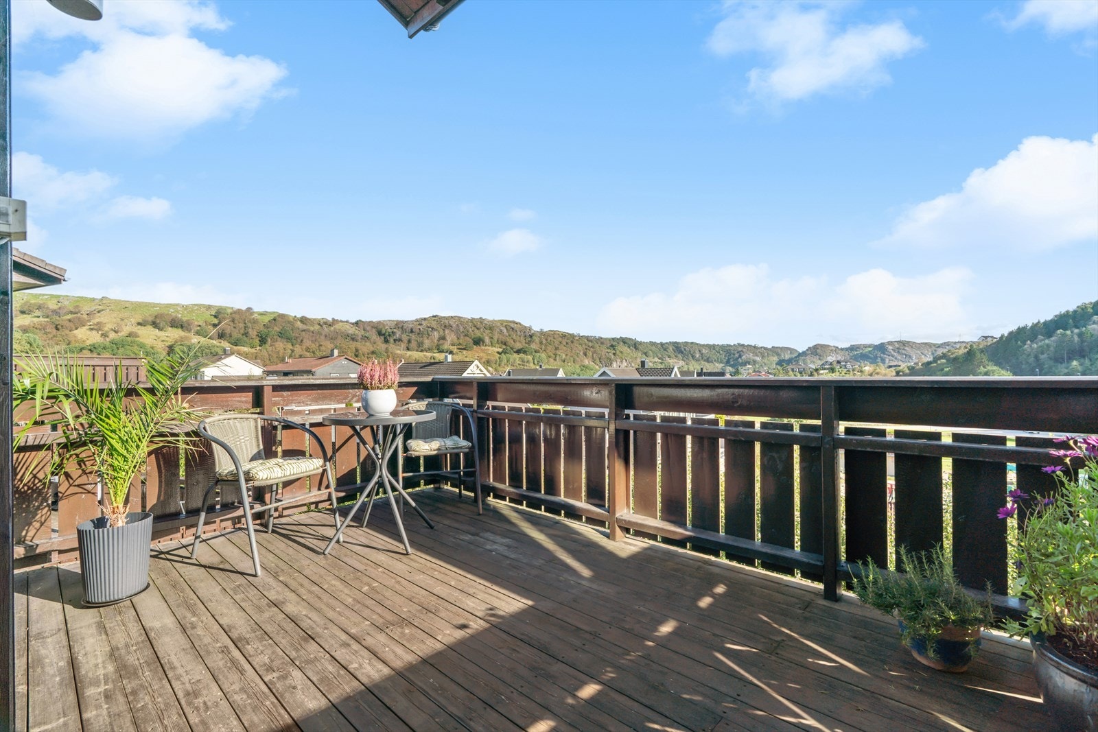 Oppholdsrommet har utgang til en herlig, sørvendt balkong. Galleribilde