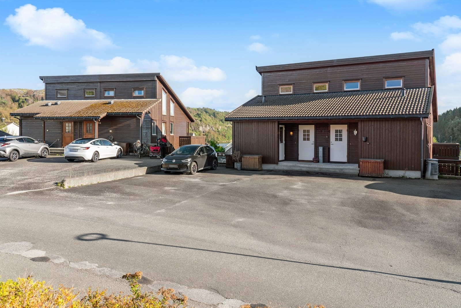 Parkering på felles parkeringsplass på sameiets eiendom. Galleribilde