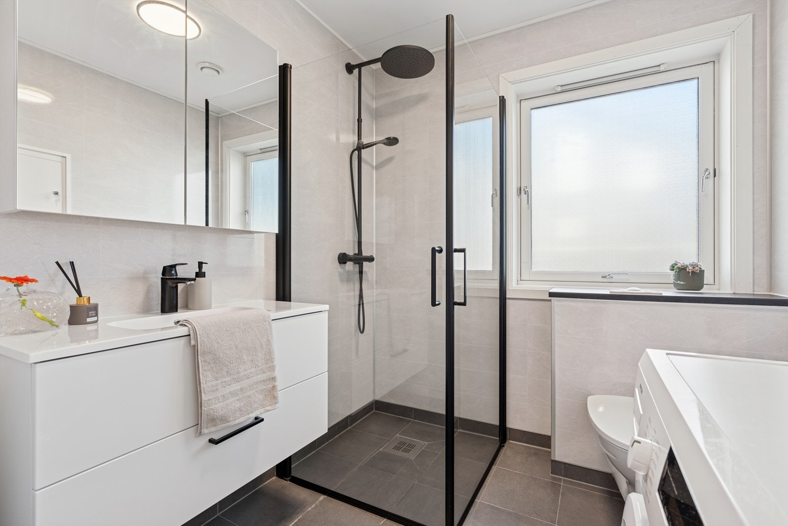 Badet har våtromsplater på veggene og flislagt gulv. Galleribilde