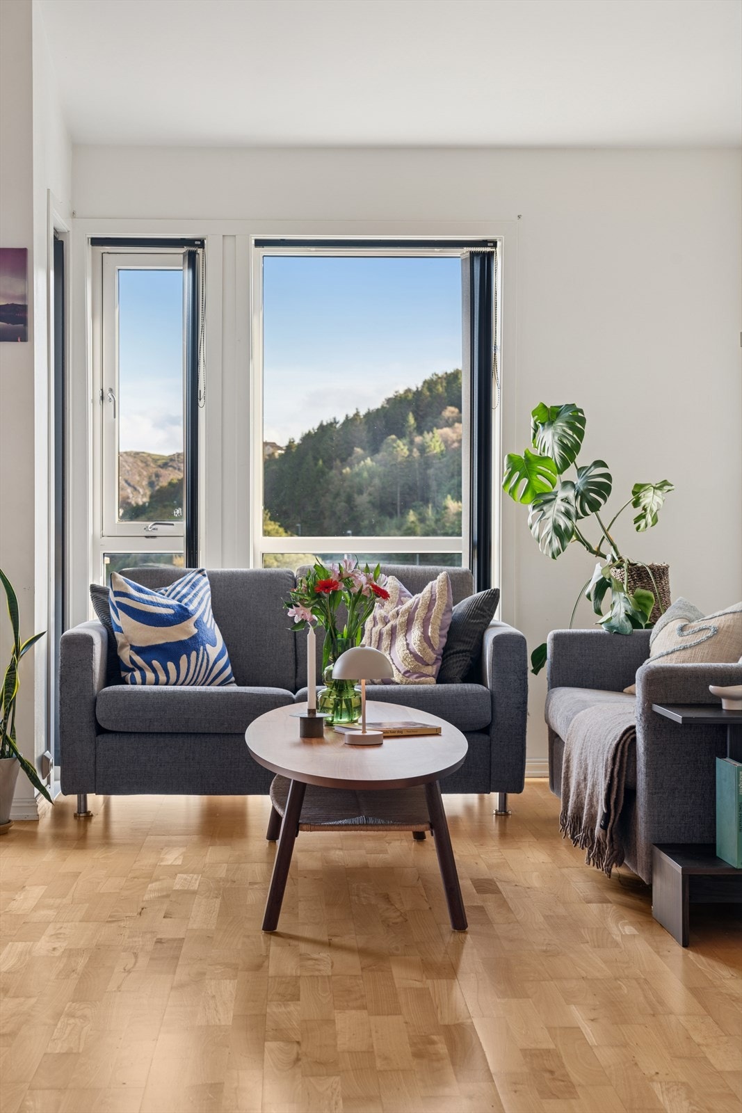 Fra stuen har man utsikt mot Lygrefjorden. Galleribilde