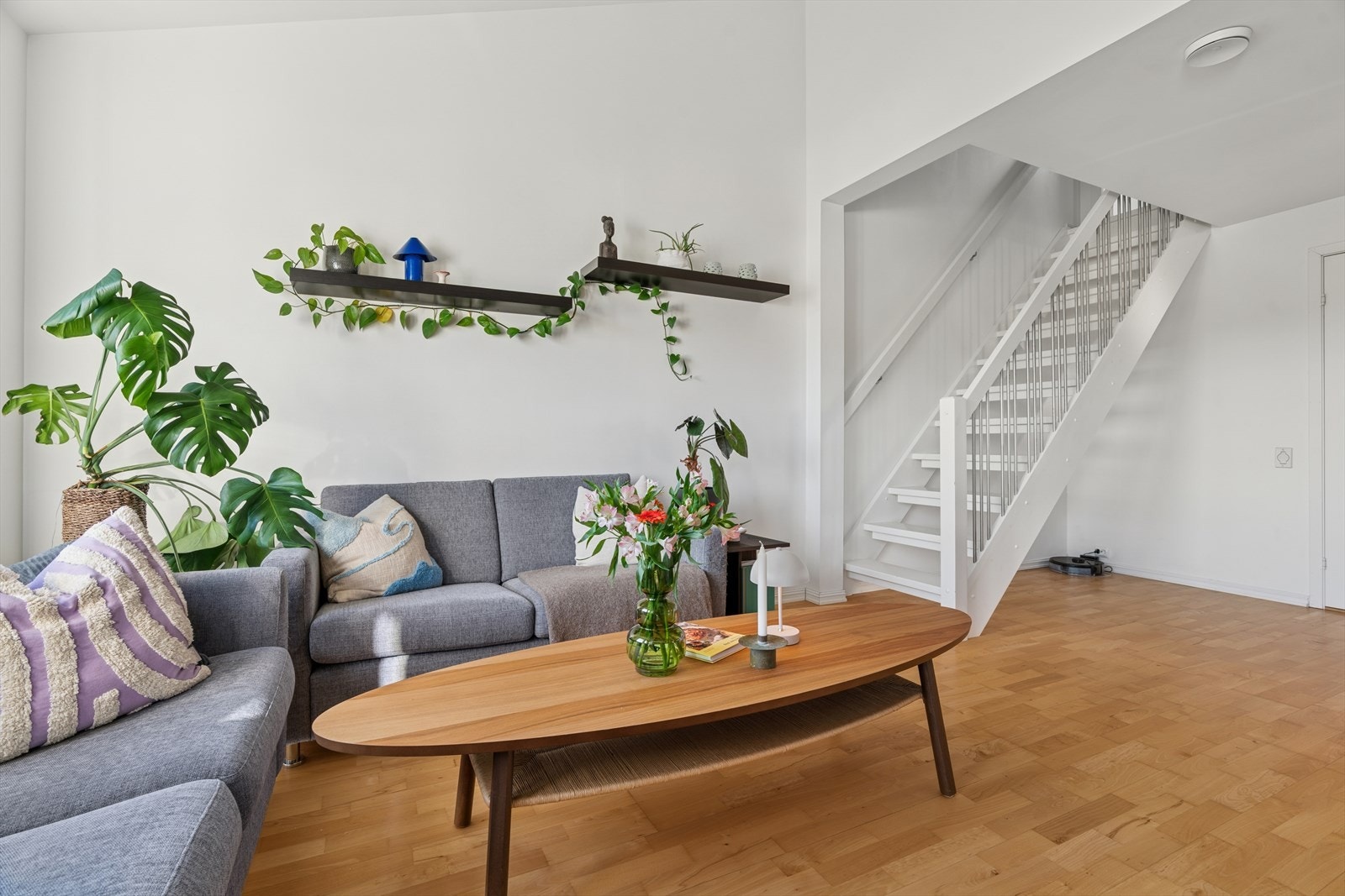 Fra stuen leder en trapp opp til en praktisk hems. Galleribilde