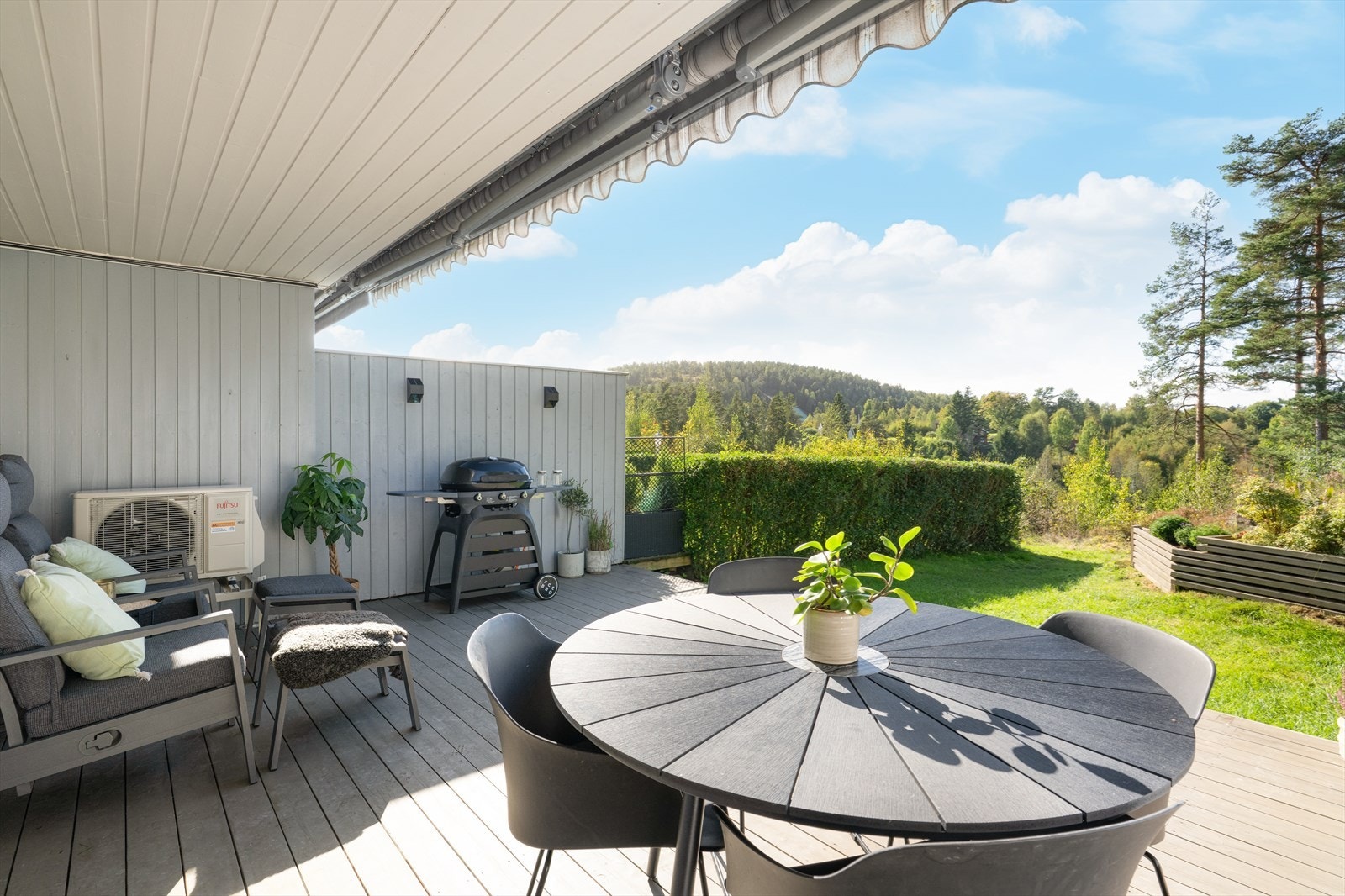 Boligen har solrik og usjenert hagedel med terrasse og nydelig utsikt mot Haslebakken og Gulsetmarka. Galleribilde