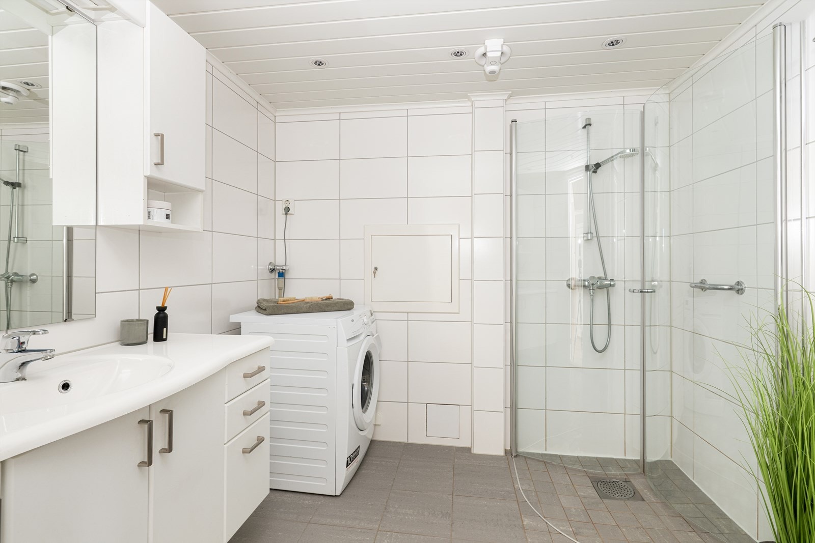 Leiligheten har et romslig, helfliset bad med varmekabler i gulvet. Badet som er pusset opp i 2011 har god oppbevaringsplass i innredningen, og det er belysning over speilet. Badet har også dusjhjørne med plassbesparende, innfellbare glassvegger. Galleribilde