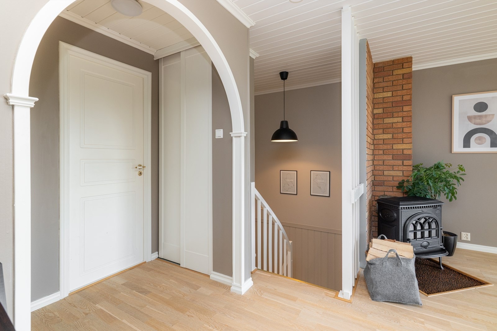 Stua har gode møbleringsmuligheter, og det er installert vedovn for lun og god varme på kaldere dager. Ved inngang til soverommene er det skyvedørsgarderobe. Galleribilde