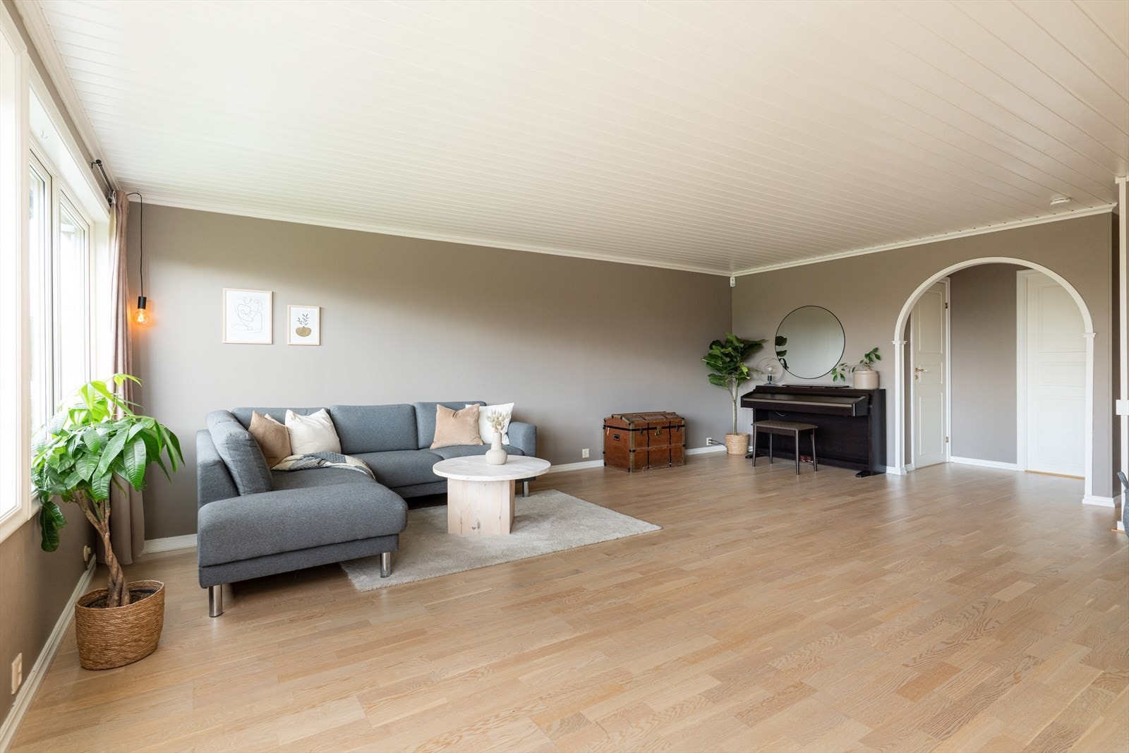 Langveggen bak sofaen er sparklet og nymalt, mens øvrige vegger er malt opp i 2021. Trappen opp fra underetasjen er for øvrig også nymalt. Galleribilde