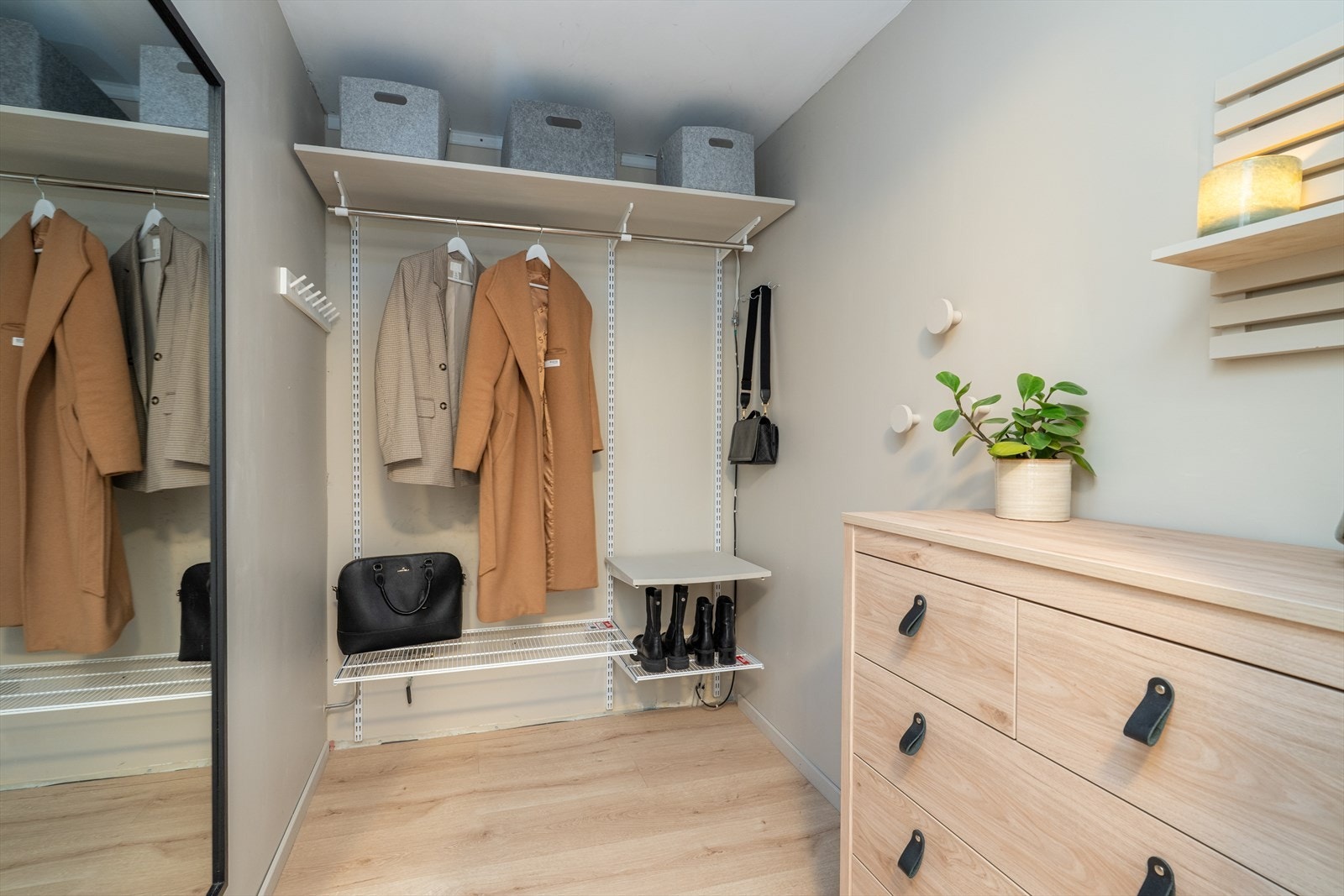 Her er det lagt varmefolie i gulvet, med termostat, som gjør at man kan regulere varmen etter eget ønske. Entrèen er innredet med en praktisk garderobeløsning, samt at det er plass til mindre oppbevaringsmøblement. Galleribilde