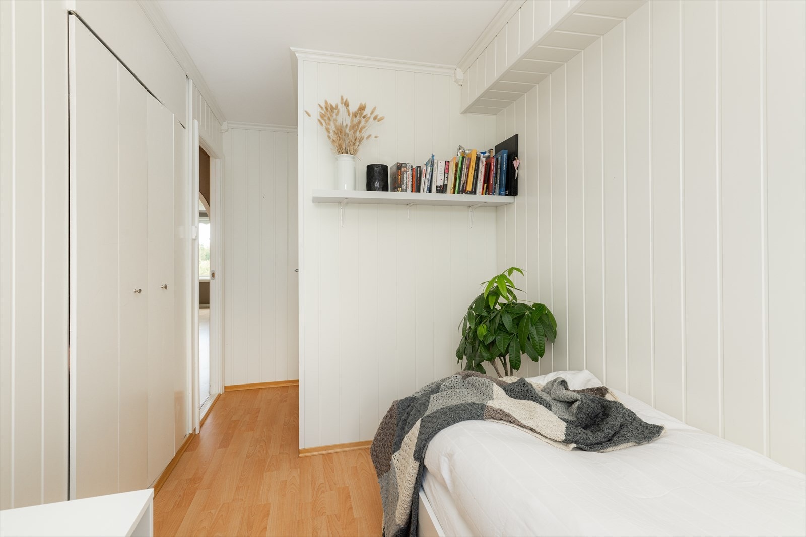 På det ene soverommet er det innebygget garderobe. Galleribilde