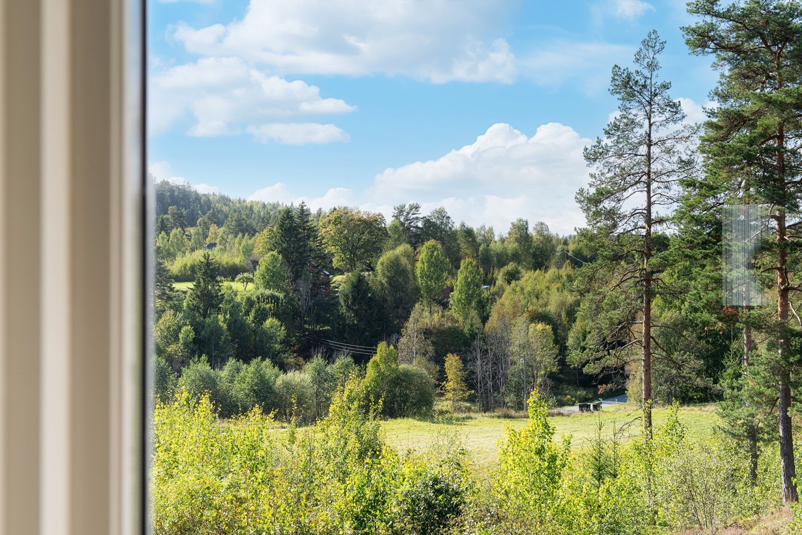 For øvrig kan nærområdet tilby flotte tur- og rekreasjonsområder i populære Gulsetmarka, med blant Fantekjerringkollen og Åletjern med lysløype og badeplass. Galleribilde