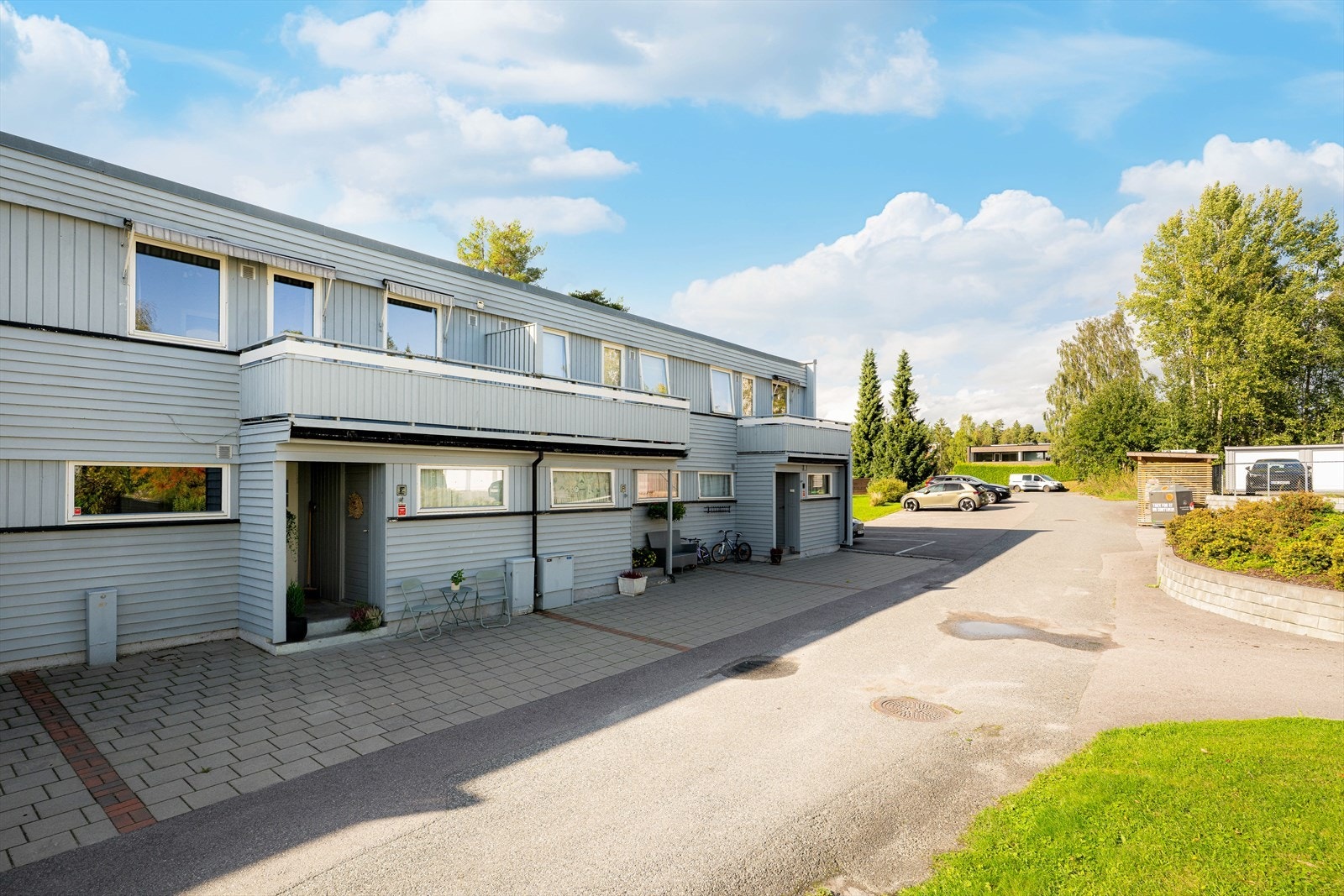 Leiligheten har et fint og ryddig inngangsparti som er hellelagt, hvor det er plass til et lite kafèsett eller lignende. Overbygd inngangsparti med utvendig adkomst til en kjekk bodplass. Galleribilde