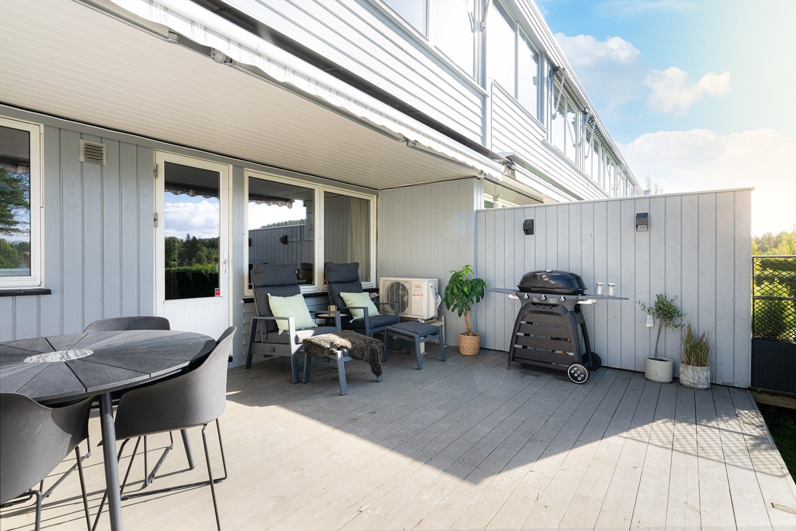 Terrassen har god plass til diverse utemøbler, og det er montert dobbel el-stikk x 2 på veggen. Galleribilde