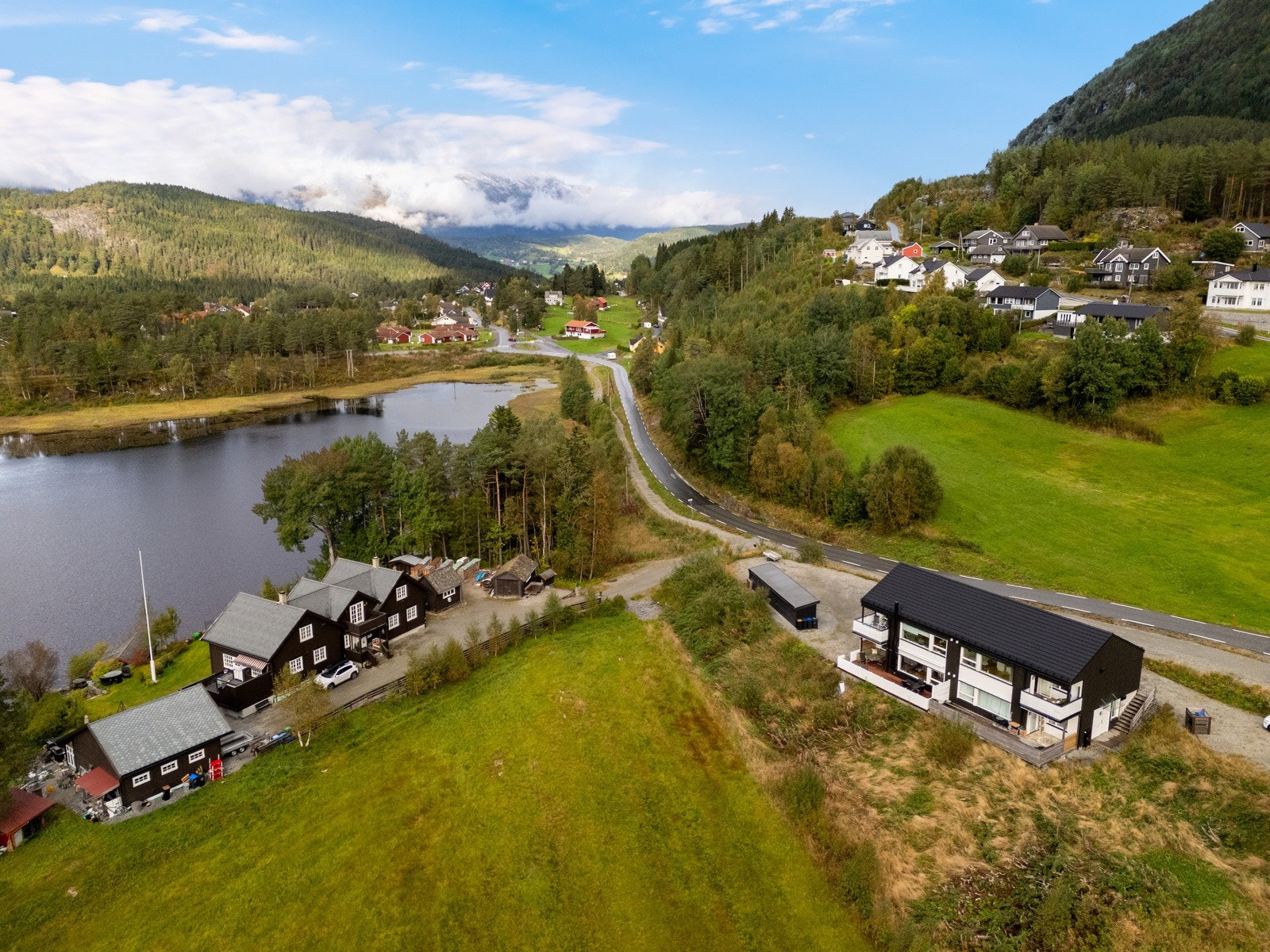 Leiligheten er del av en firmannsbolig med fin plassering på Bjørgum. Galleribilde