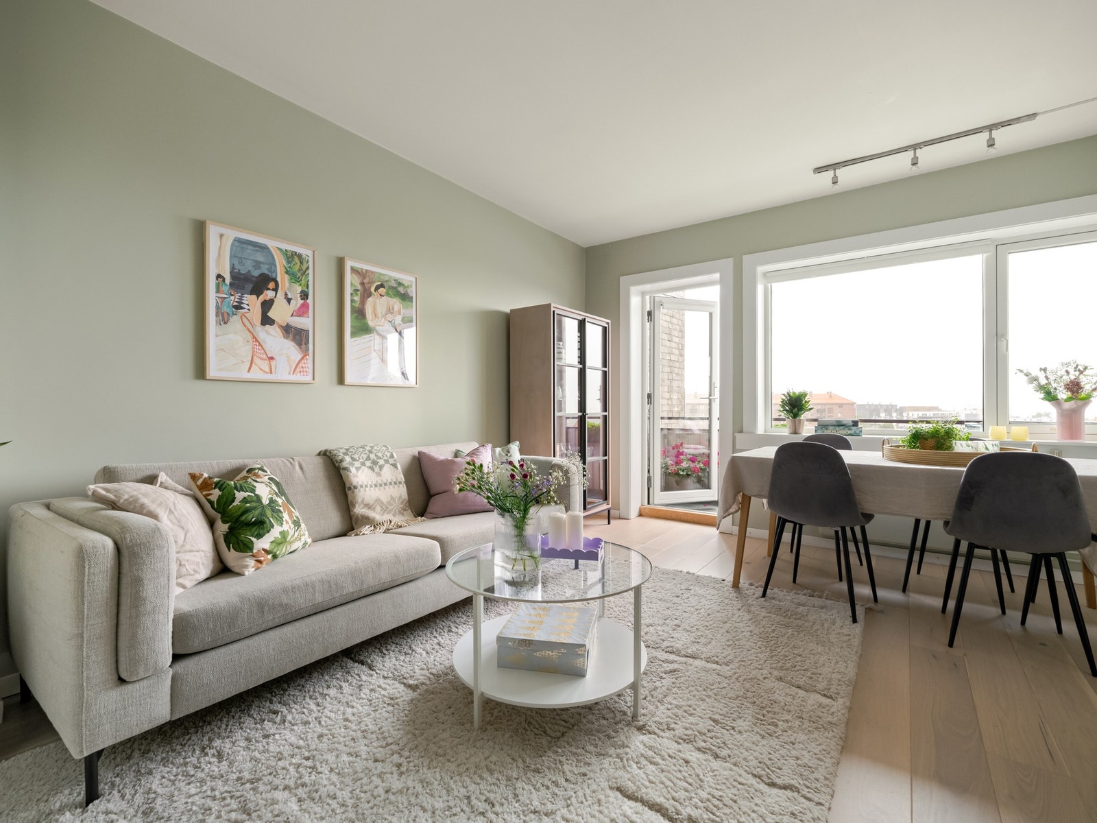 Som tidligere nevnt, finner vi utgangen til balkongen fra stuen. Galleribilde