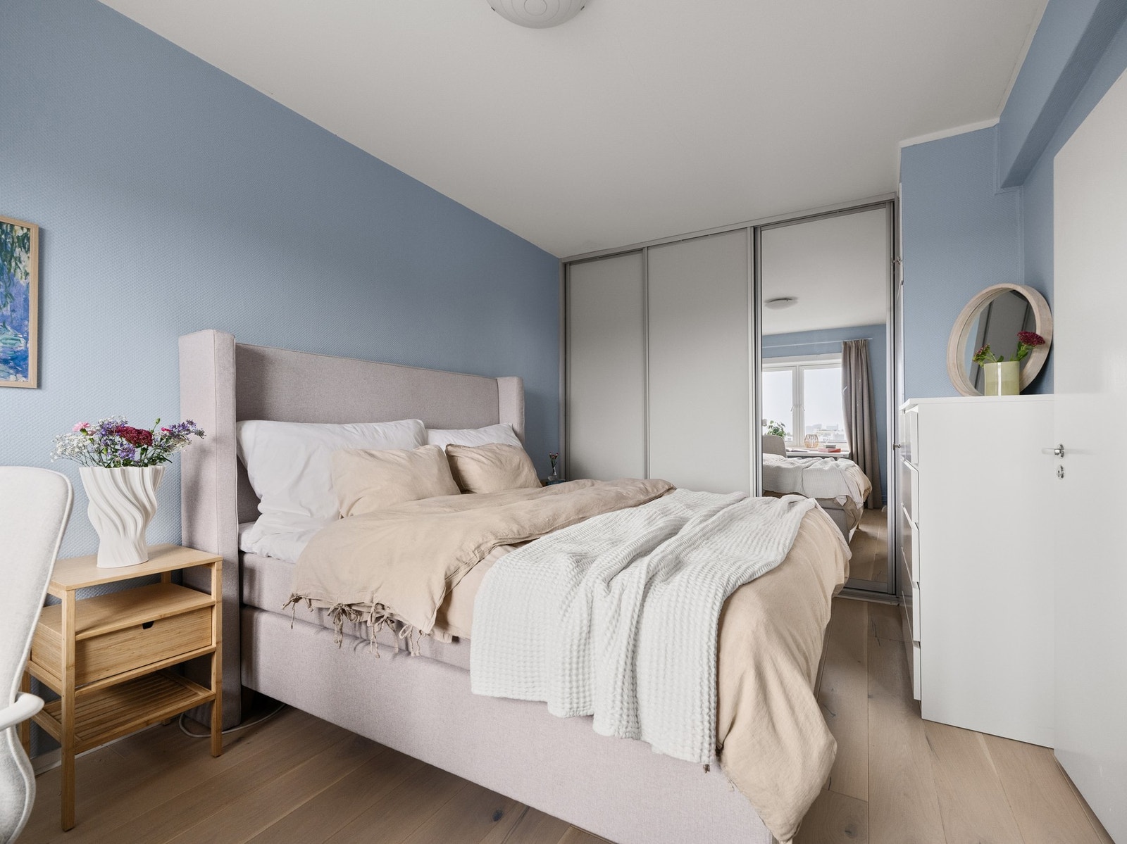 Den store skyvedørsgarderoben følger også med i salget. Galleribilde