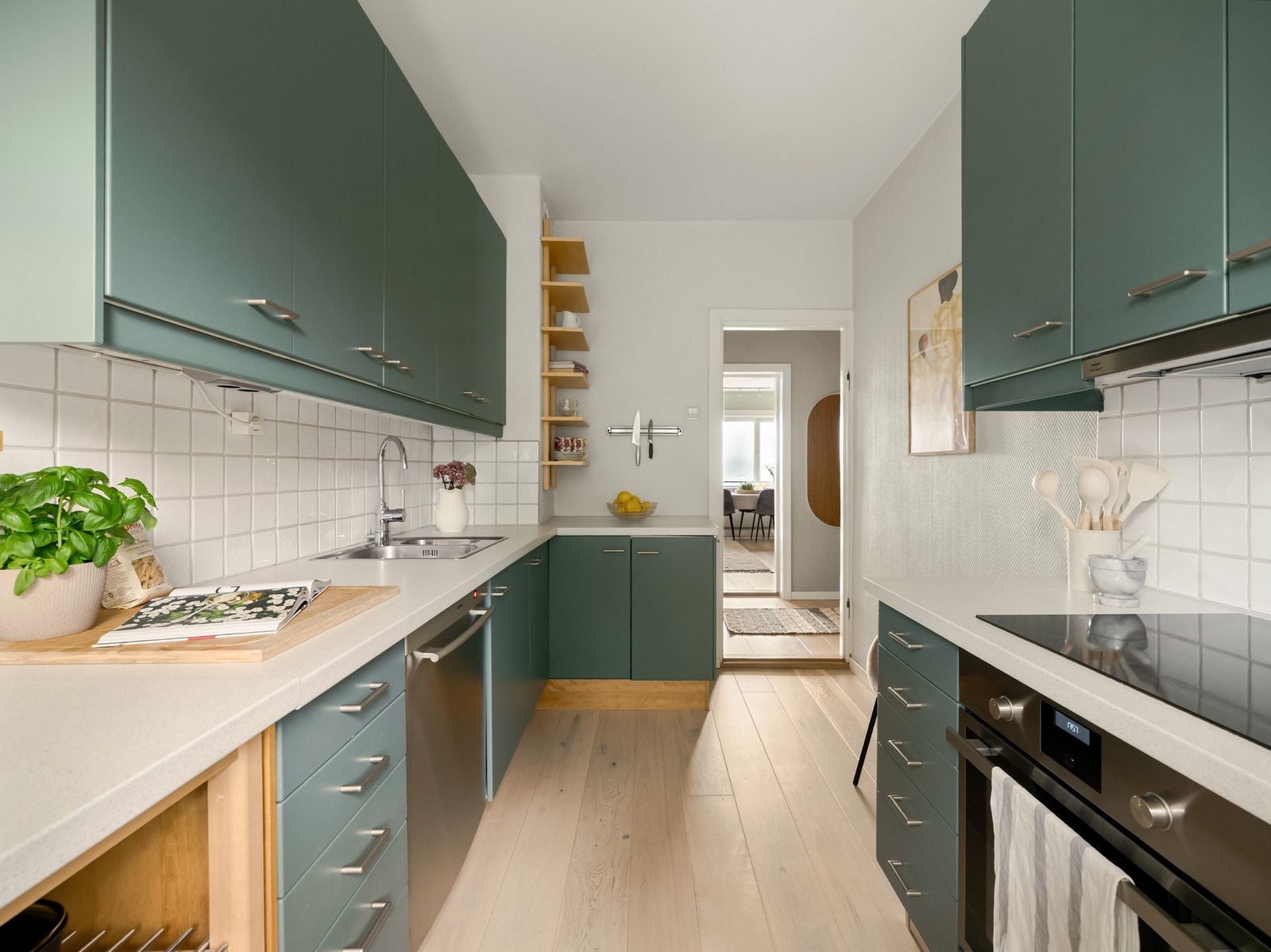 Som du ser, byr kjøkkenet på mengder av skap- og benkeplass i dag. Galleribilde