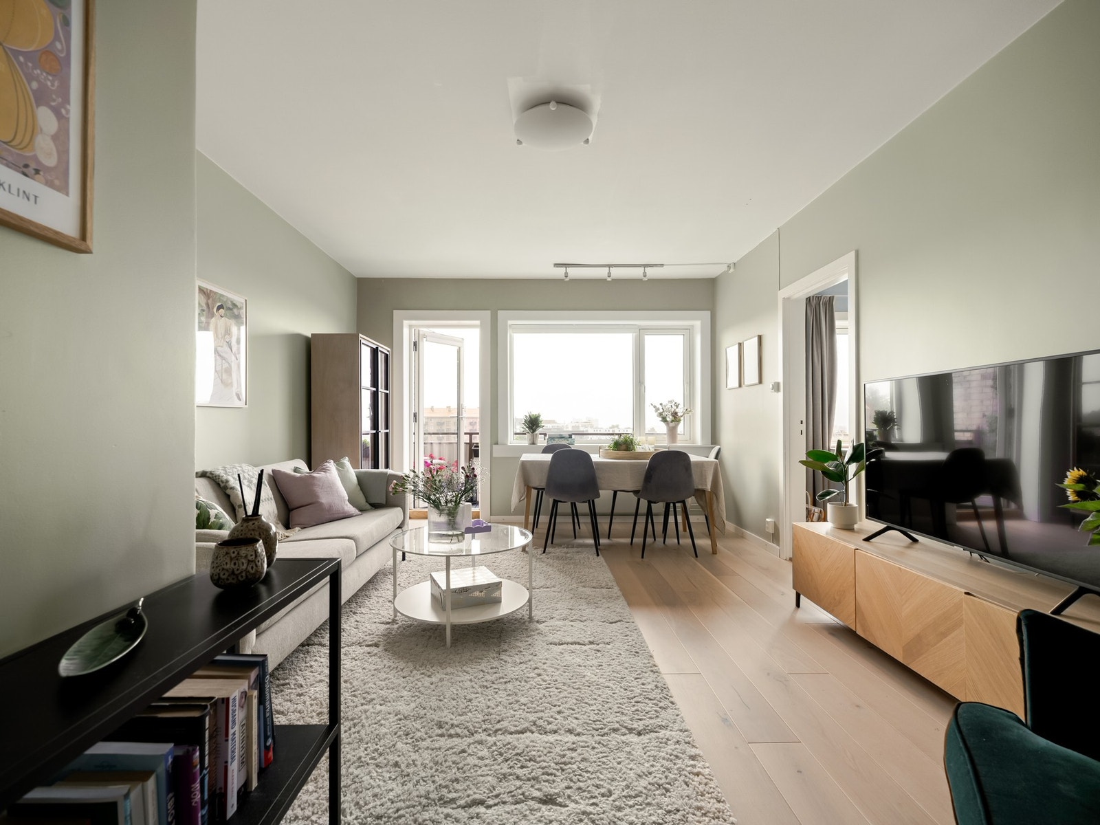 Vi fortsetter i det store og innbydende oppholdsrommet, nemlig stuen. Galleribilde