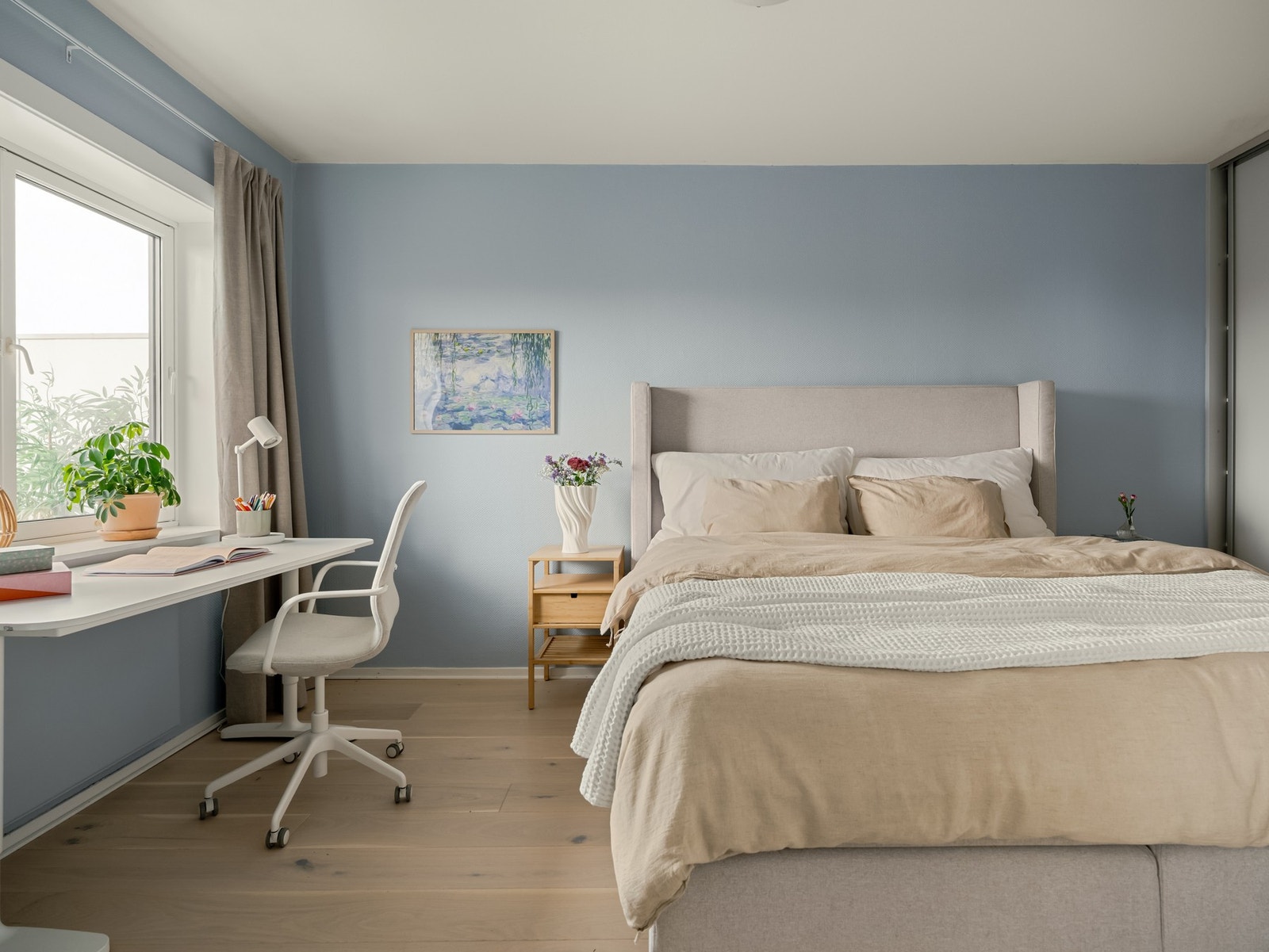 Soverommet er av meget god størrelse, med plass til stor dobbeltseng, nattbord og garderobeskap. Galleribilde