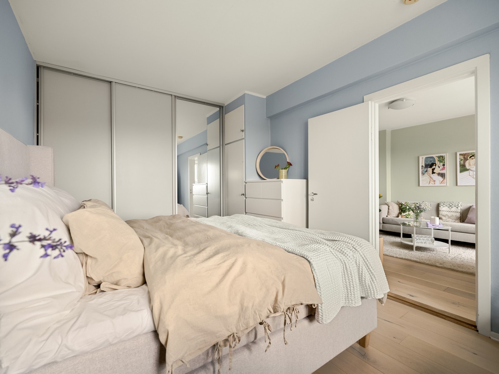 Vegger er malt i en lys blåtone, som matcher godt med den blå sommerhimmelen utenfor vinduene. Galleribilde