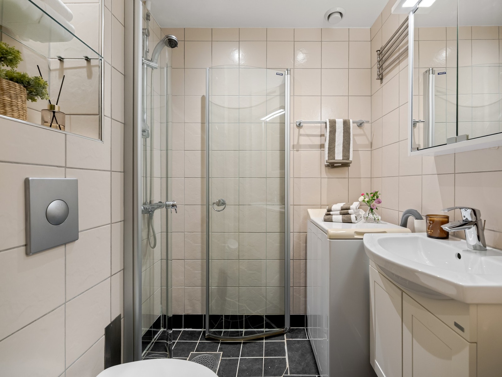 Badet er for øvrig innredet med dusjhjørne og vegghengt toalett. Galleribilde