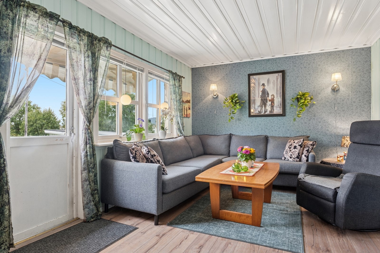 Flere vindusflater slipper inn godt med lys, man har også utgang til terrasse Galleribilde
