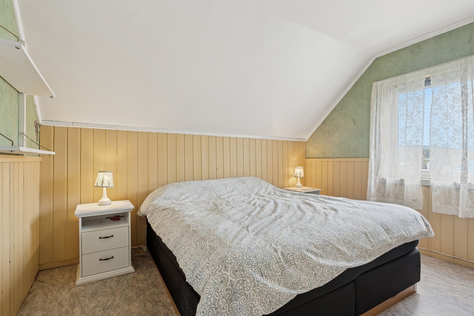 Boligen har 3 soverom, her fra hovedsoverommet som er av god størrelse Galleribilde
