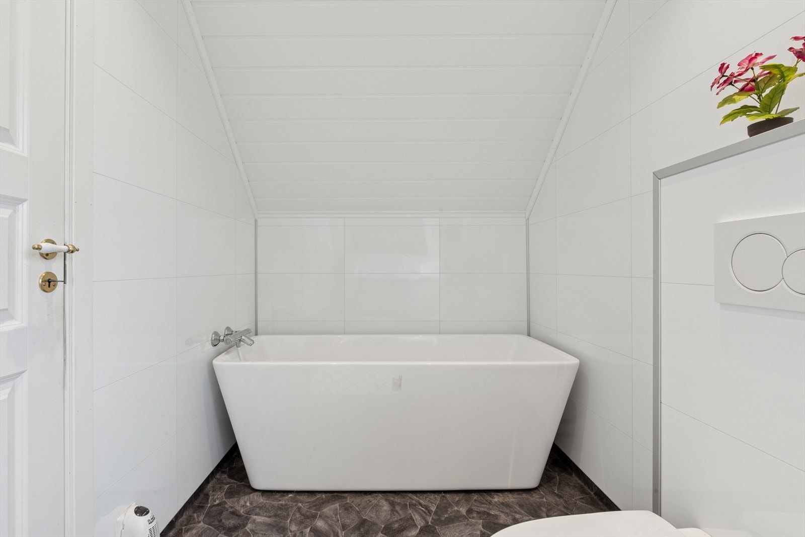Badet ble renovert i 2020 og er utstyrt med blant annet badekar Galleribilde