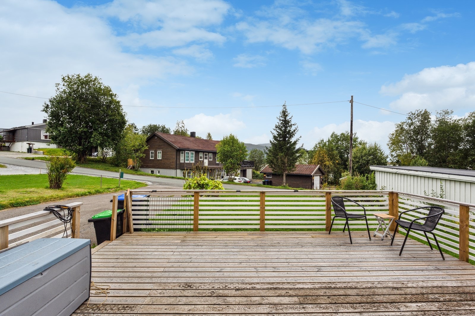 Stor terrasse med gode solforhold Galleribilde