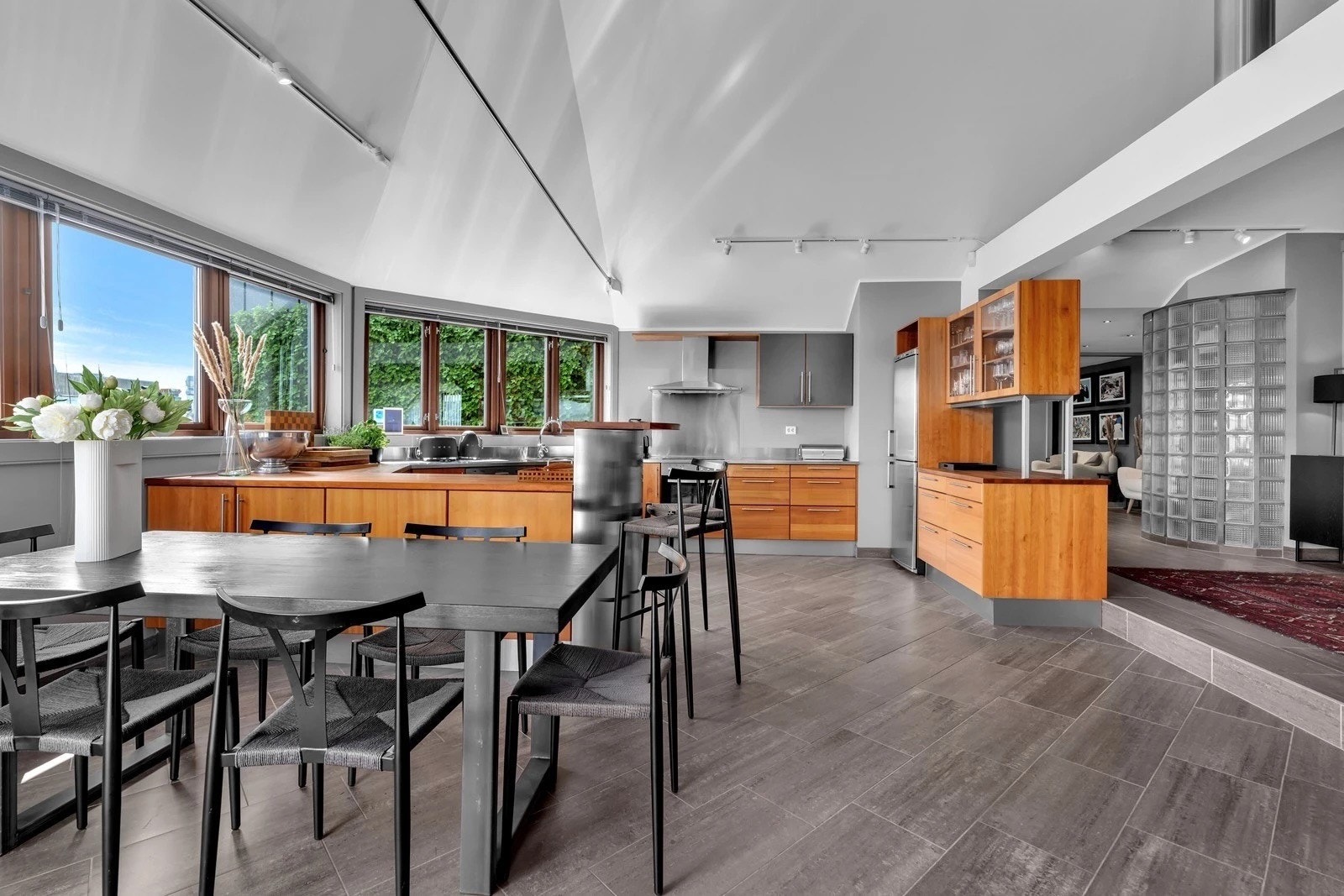 Moderne kjøkken med stilrene løsninger og plass til stor spisegruppe. Galleribilde