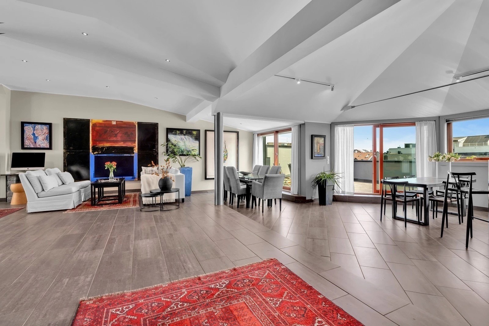 Åpen stueløsning med flere innredningsmuligheter, store vindusflater og direkte utgang til den solrike terrassen. Galleribilde