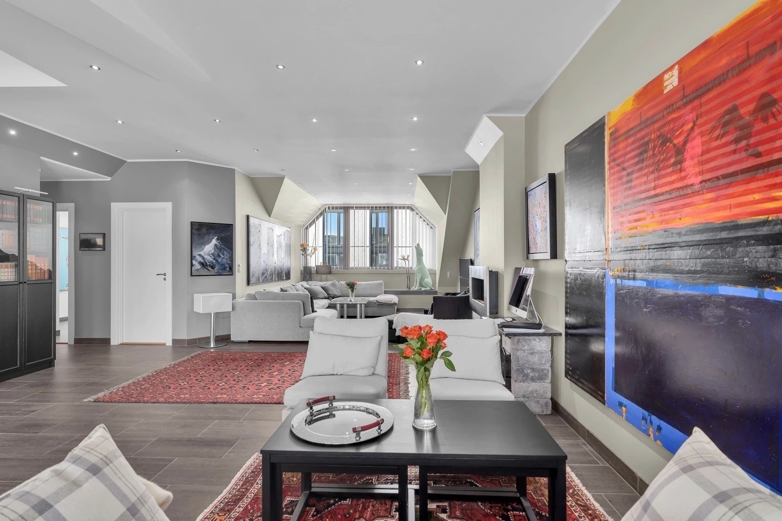 Åpen løsning med fleksibel møblering og flott lysforhold. Galleribilde