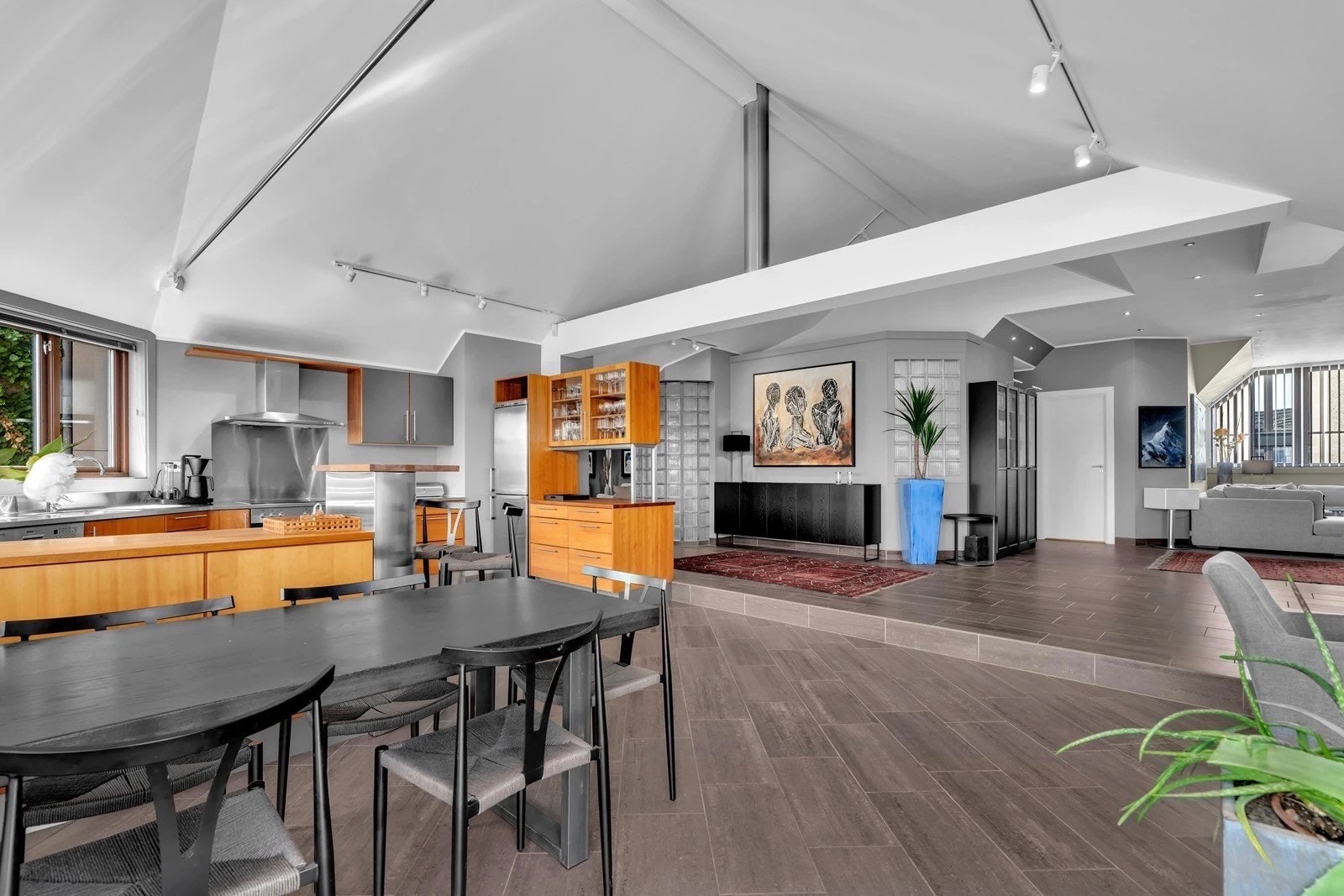 Kjøkken og spiseplass i perfekt kombinasjon med oppholdsrommet – ideelt både til hverdag og selskap. Galleribilde