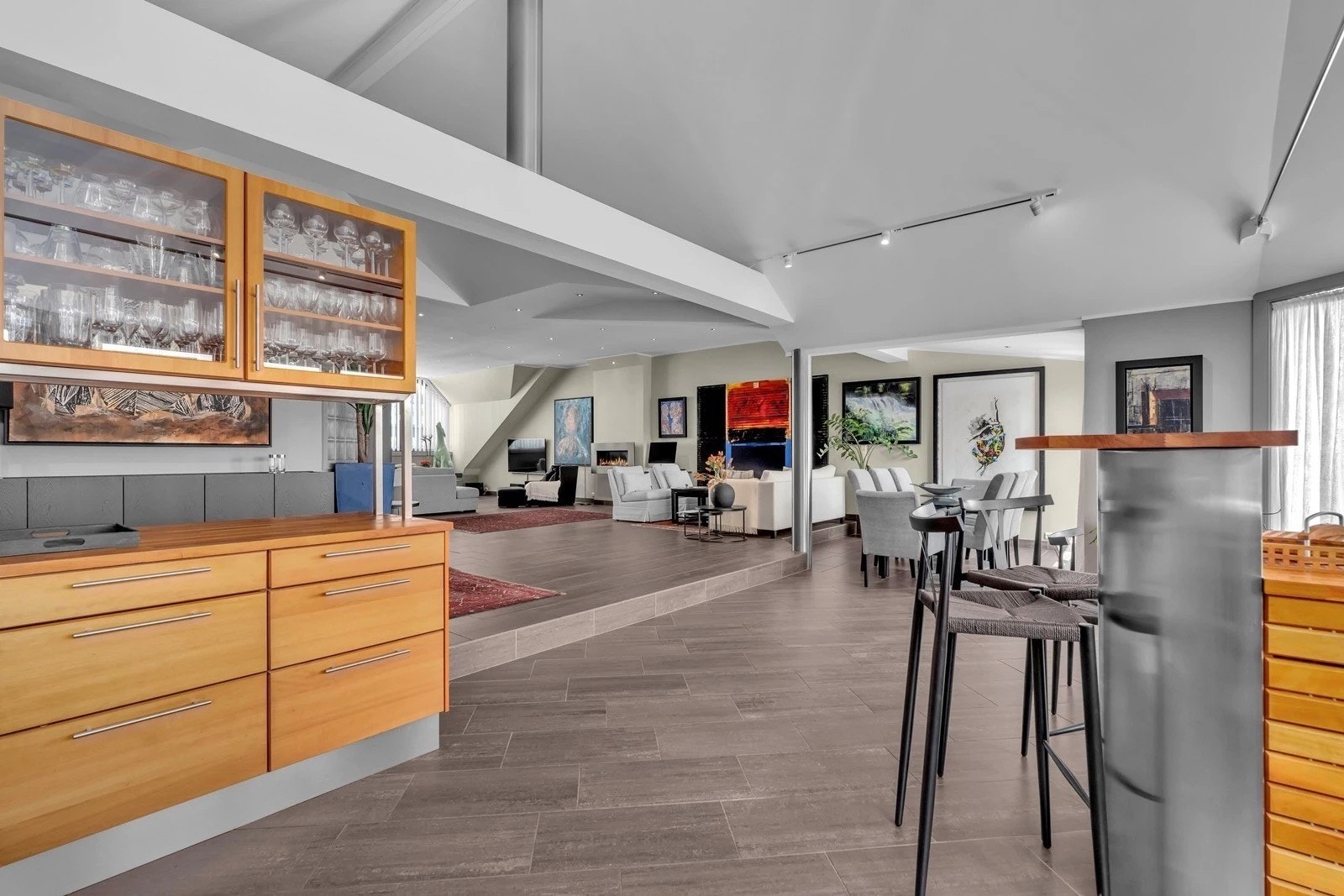 Kjøkkenet er en integrert del av den åpne planløsningen, med barløsning og gode oppbevaringsmuligheter. Galleribilde