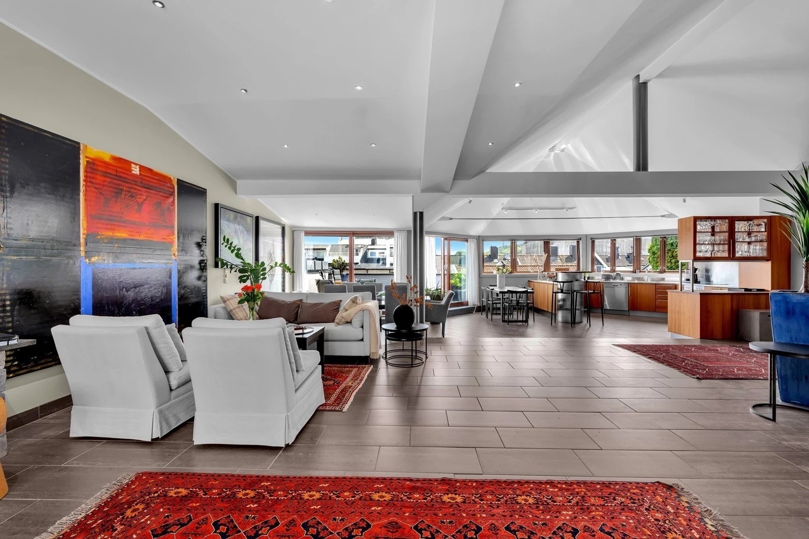 Åpent oppholdsareal med sammenhengende planløsning mellom stue, spisestue og kjøkken. Galleribilde