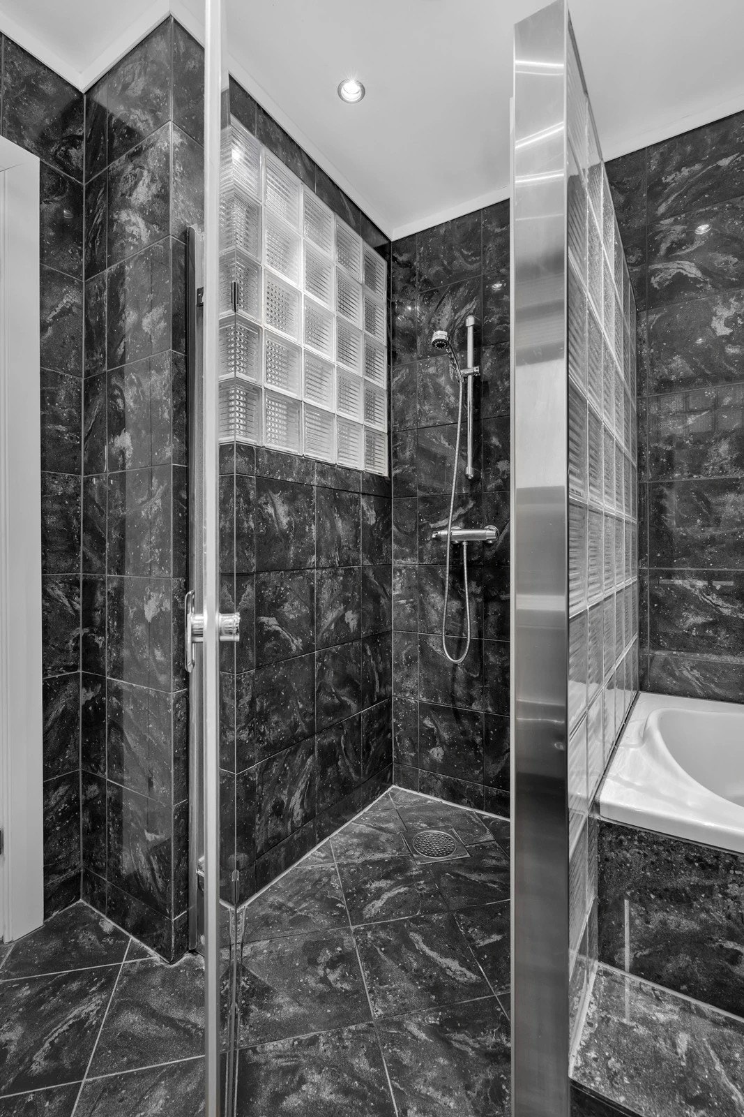 Badet har både dusj og badekar, med god plass og praktiske løsninger. Galleribilde