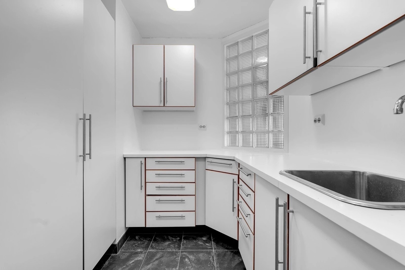 Praktisk vaskerom med god benkeplass og lagringsmuligheter. Galleribilde