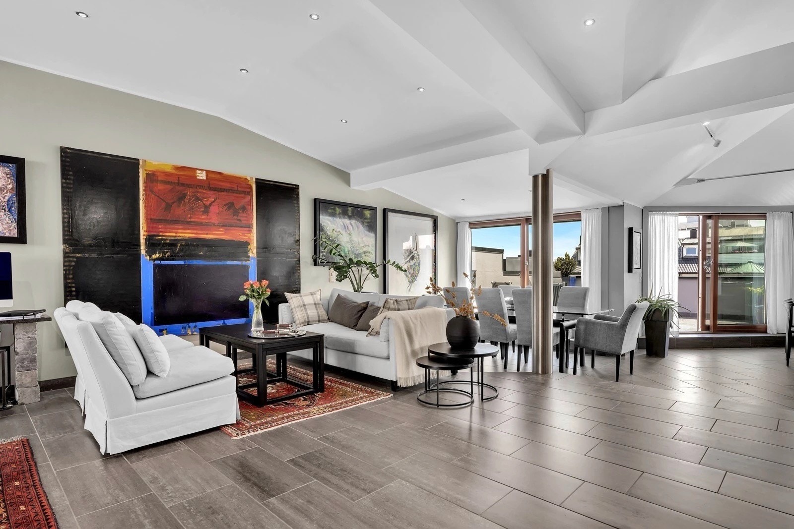 Stue og spisestue med lyse flater og direkte utgang til terrasse. Galleribilde