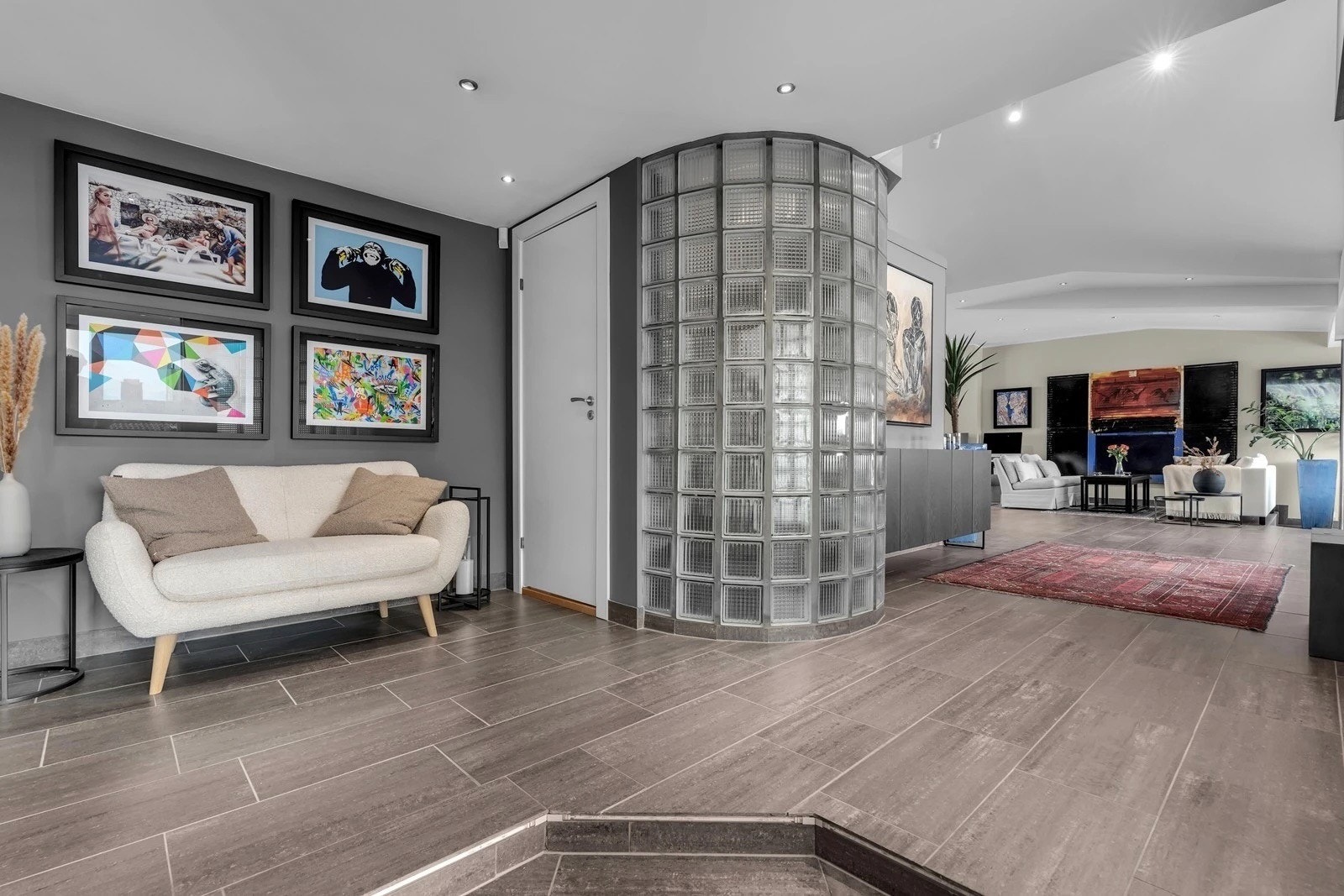 Fra entréen er det åpen forbindelse mot stuen, noe som forsterker romfølelsen. Galleribilde