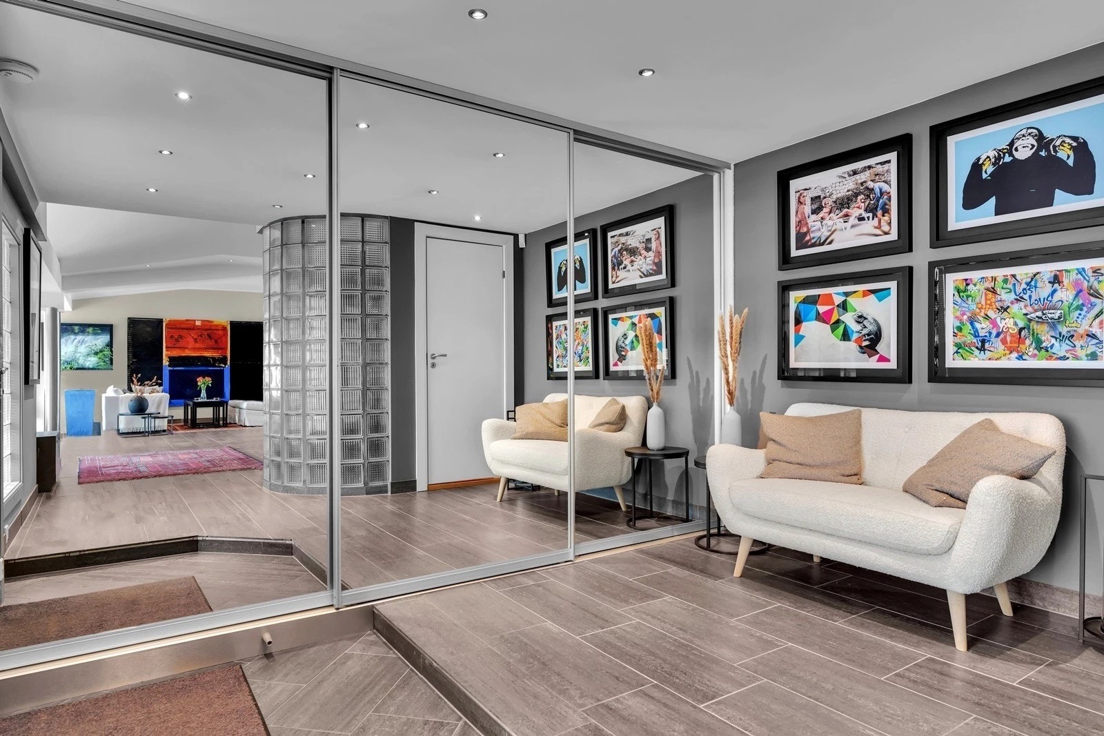 Romslig entré med stor og praktisk skyvedørsgarderobe. Galleribilde