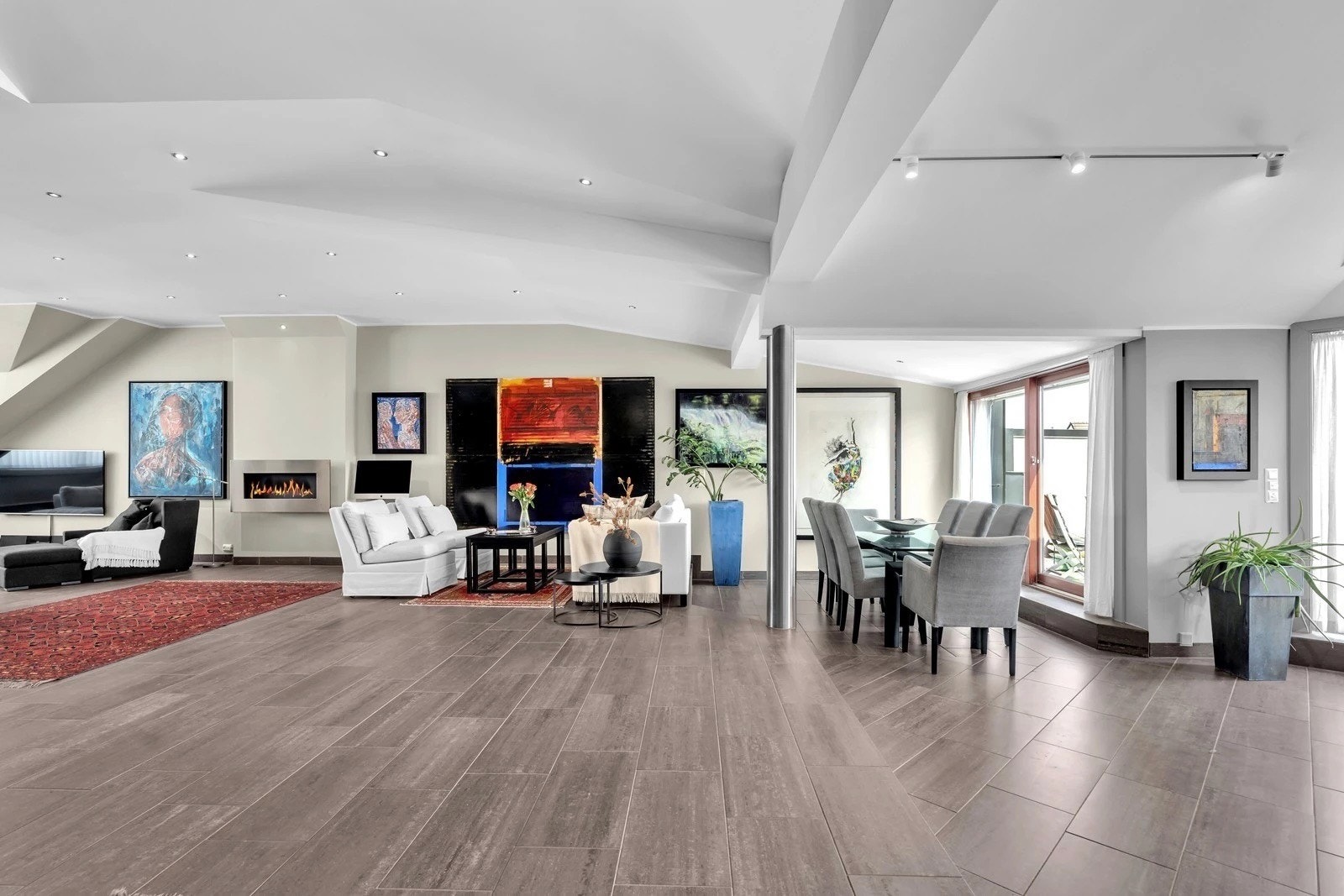 Stuen byr på generøse flater og store vindusflater mot uteområdet. Galleribilde