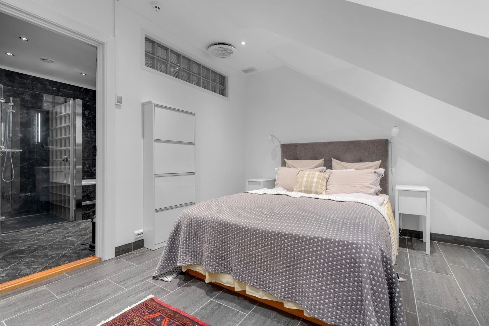 Stort hovedsoverom med direkte tilgang til eget bad. Galleribilde