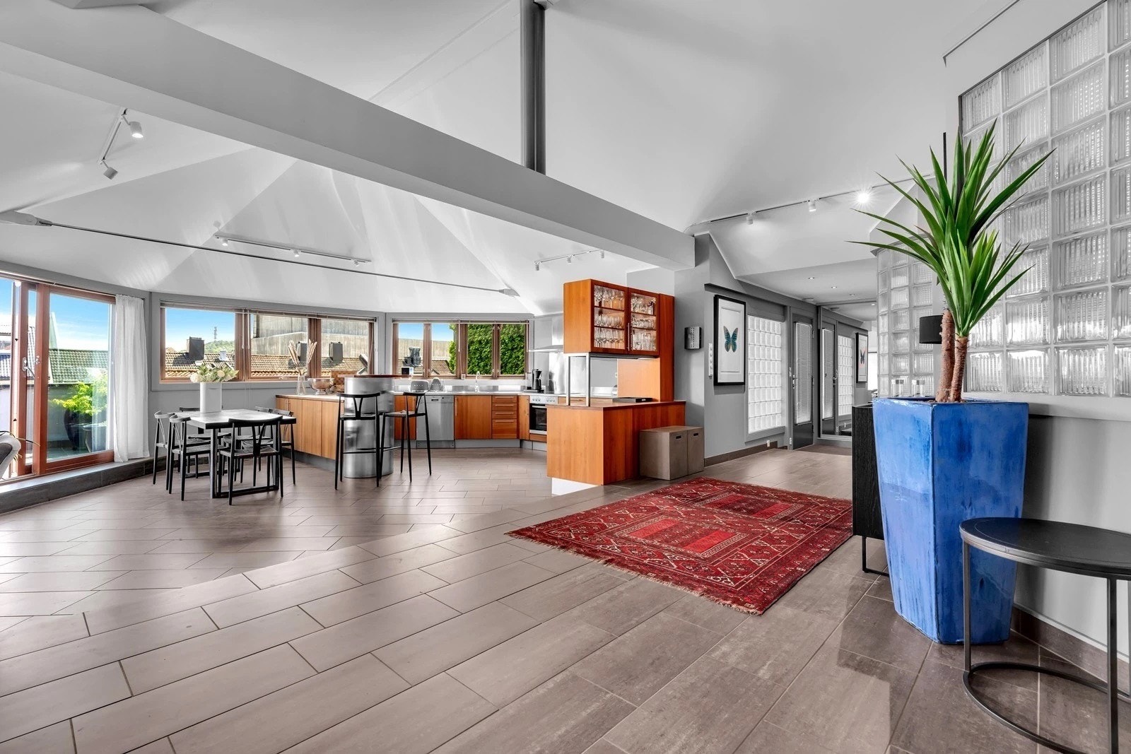 Åpen løsning mellom kjøkken, spisestue og stue gir en luftig atmosfære. Galleribilde