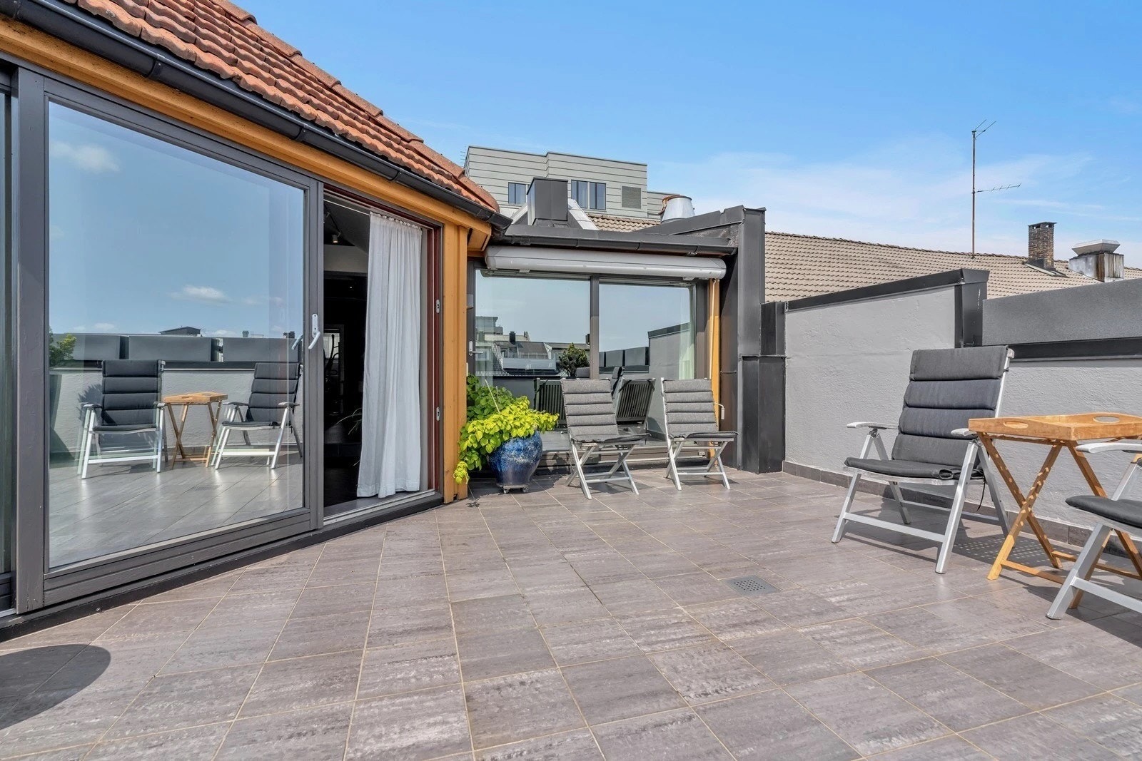 Takterrassen byr på rikelig med plass til både spisebord og loungemøbler. Galleribilde