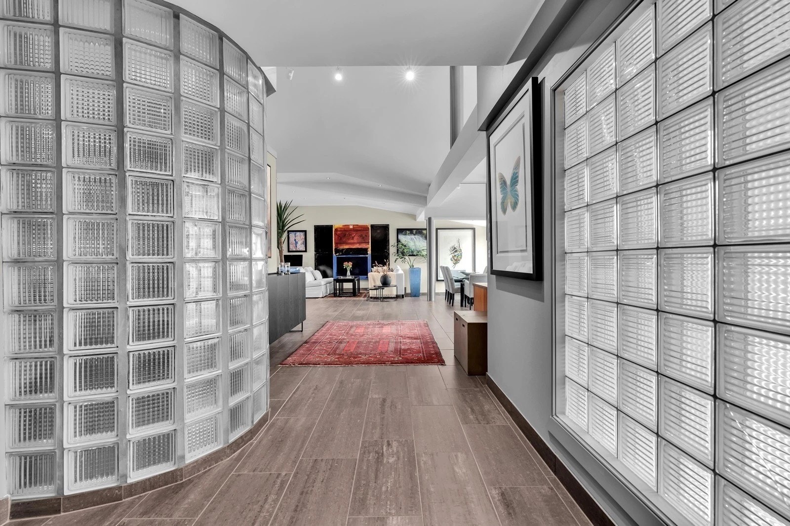 Gangareal med naturlig overgang til stue og oppholdsrom. Galleribilde