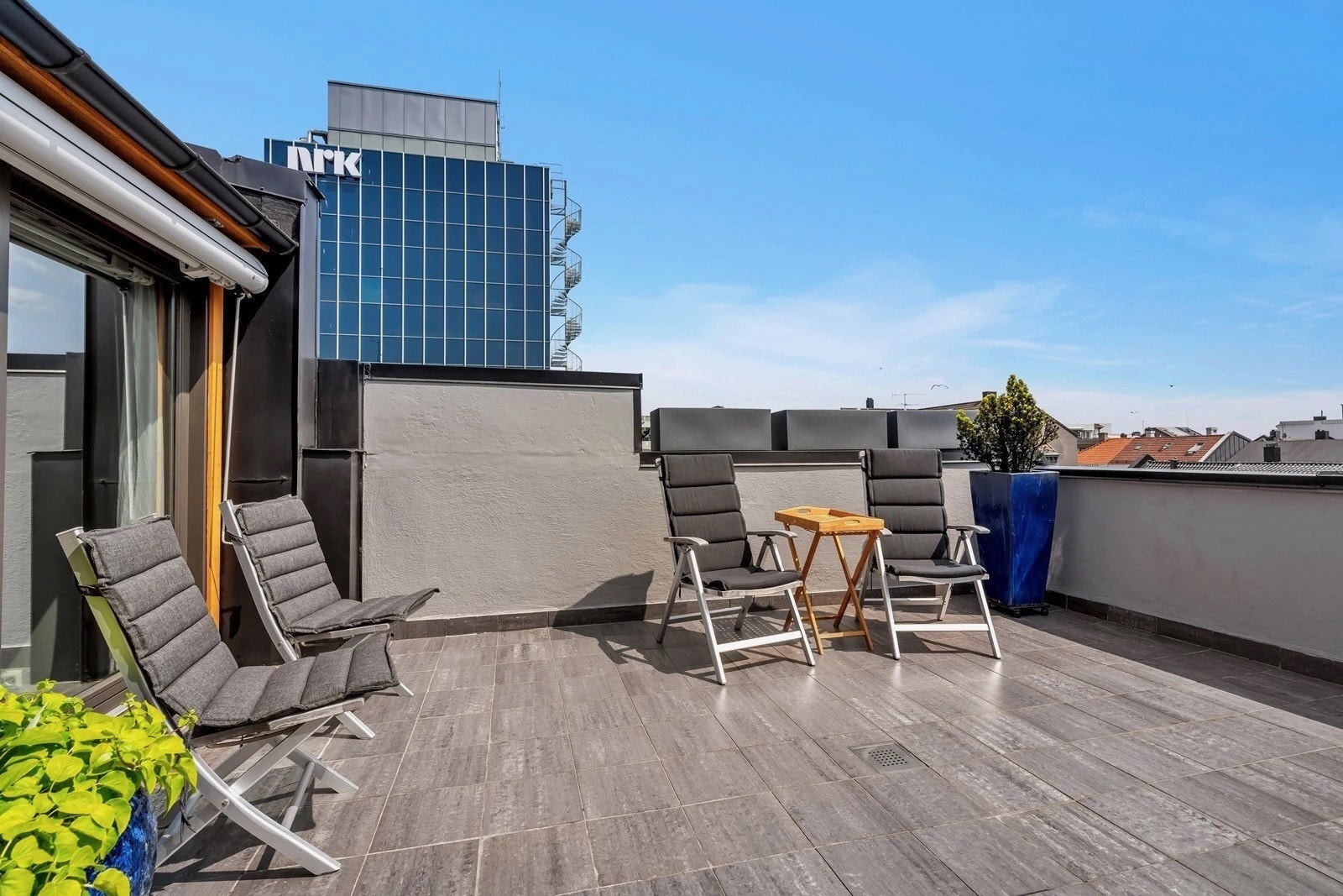 Her kan du nyte solrike dager med flott utsyn over byens tak og nærområde. Galleribilde